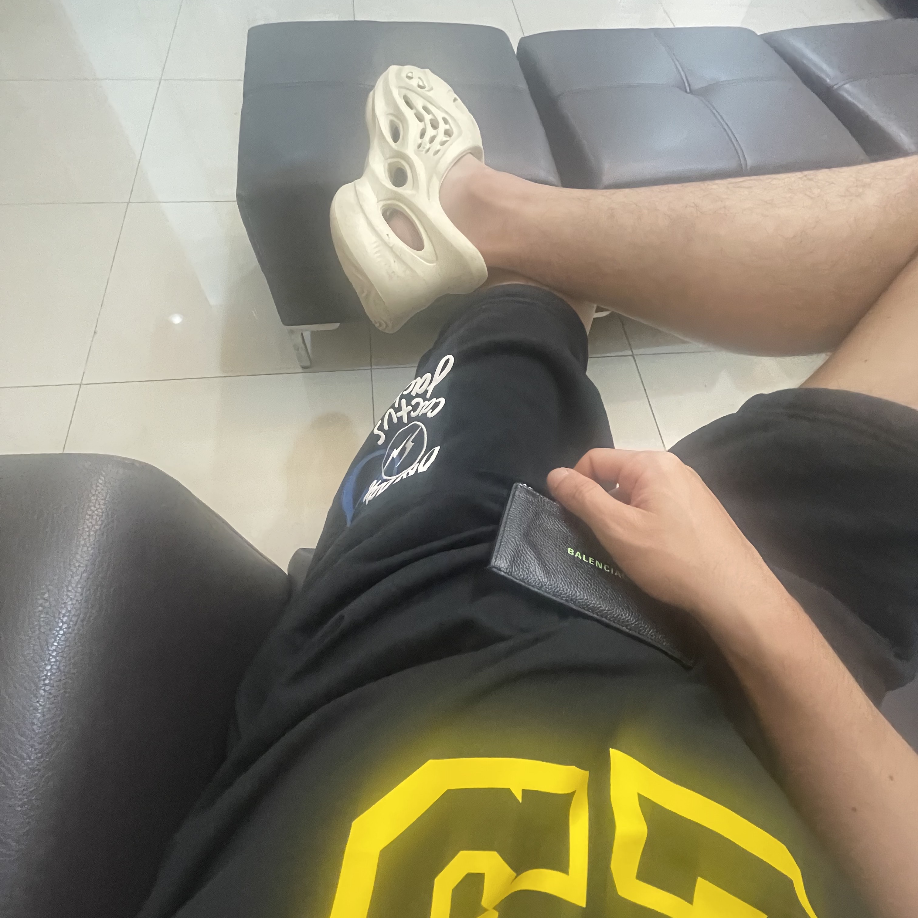 Adidas Yeezy Foam RNNR Sand, Jordan x Travis Scott x Fragment Shorts Black (DJ0617-010) 착용 스타일