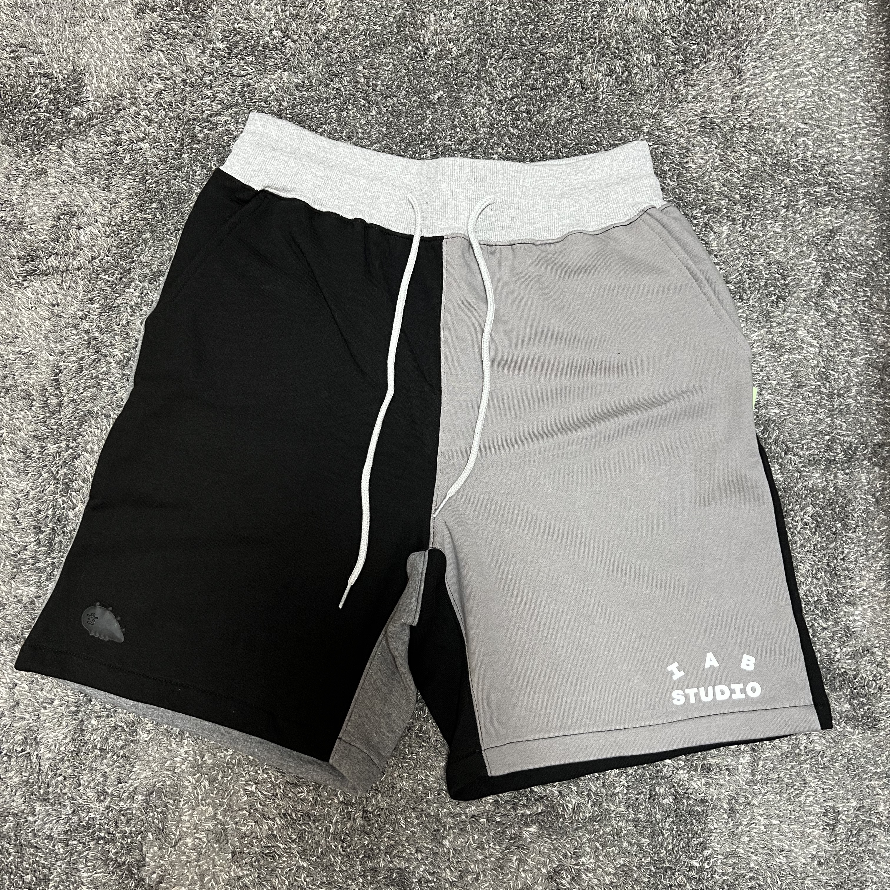 IAB Studio x Niniz Shorts 착용 스타일