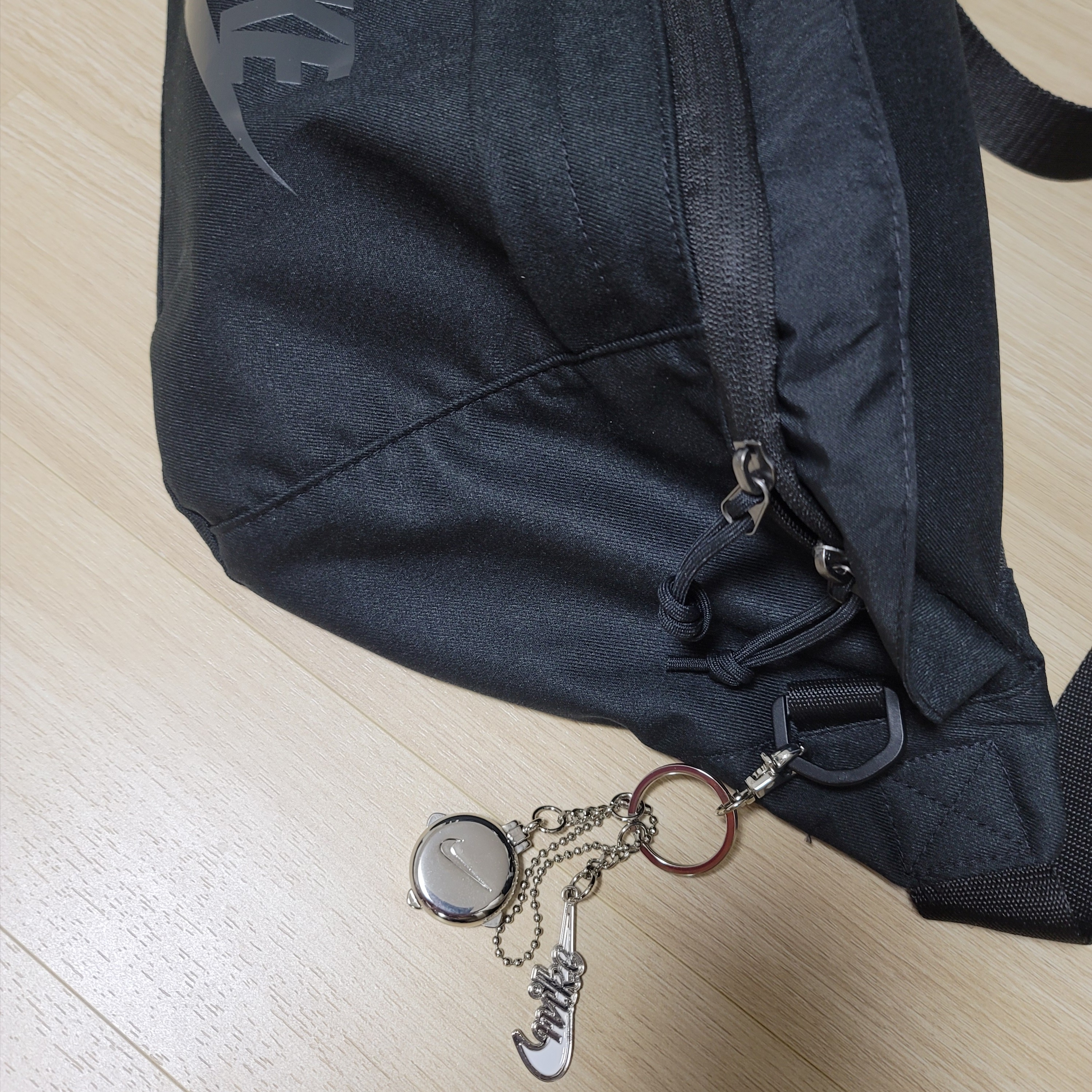 Nike 50th Anniversary Special Keyring Set 착용 스타일 - 1