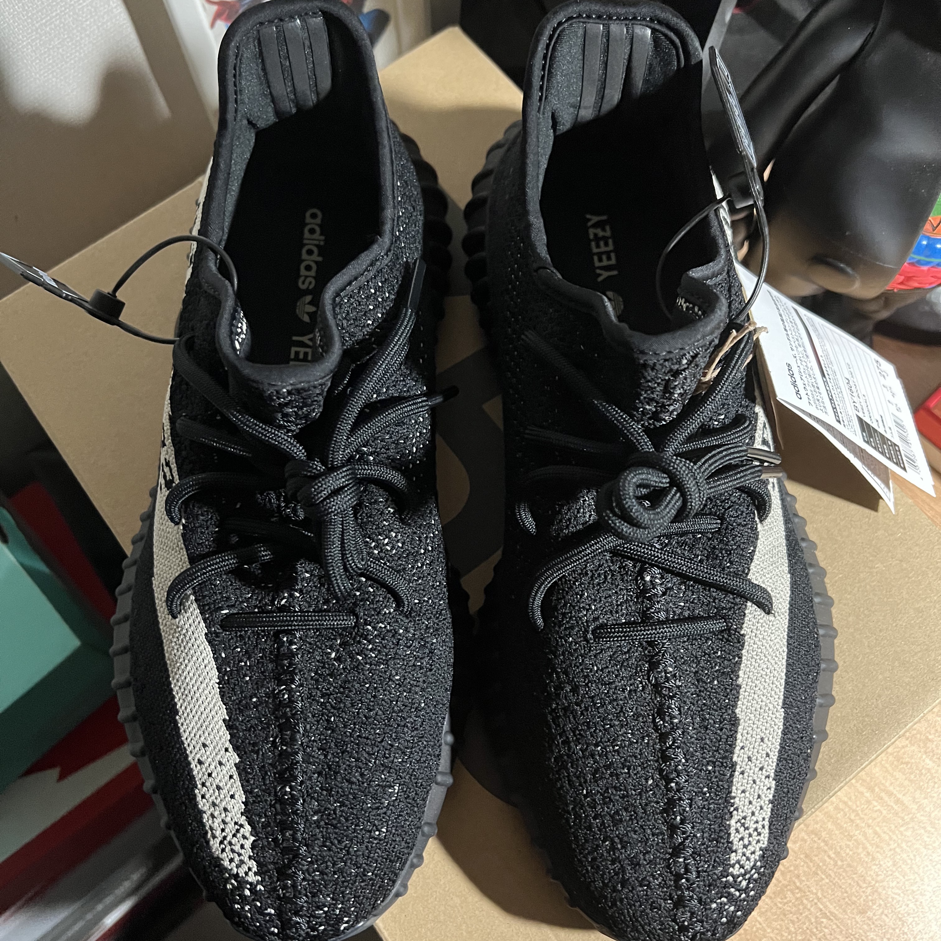 Adidas Yeezy Boost 350 V2 Core Black White 2022 착용 스타일 - 4