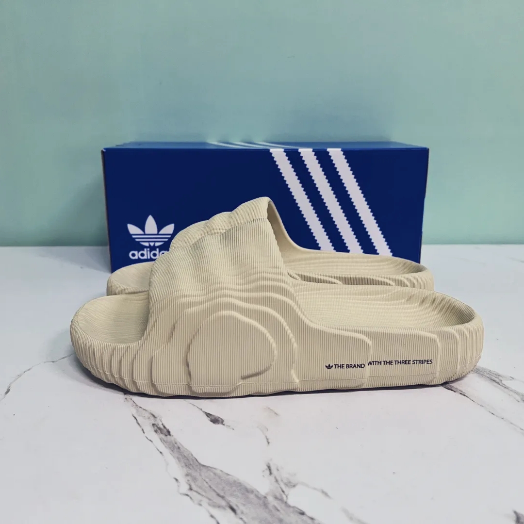 Adidas Adilette 22 Desert Sand 착용 스타일 - 3