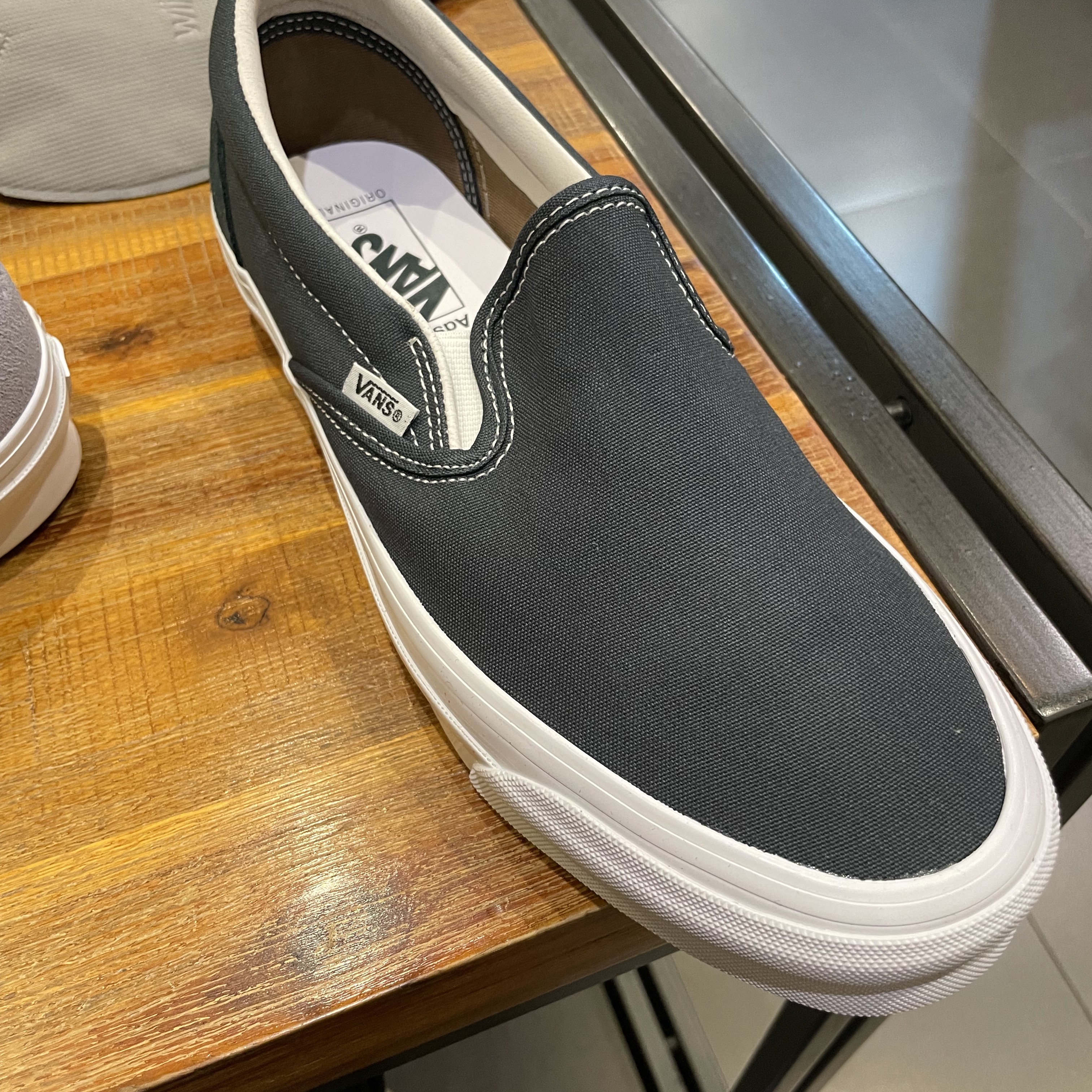Vans Vault x Adsum OG Era LX Alloy True White 착용 스타일 - 3