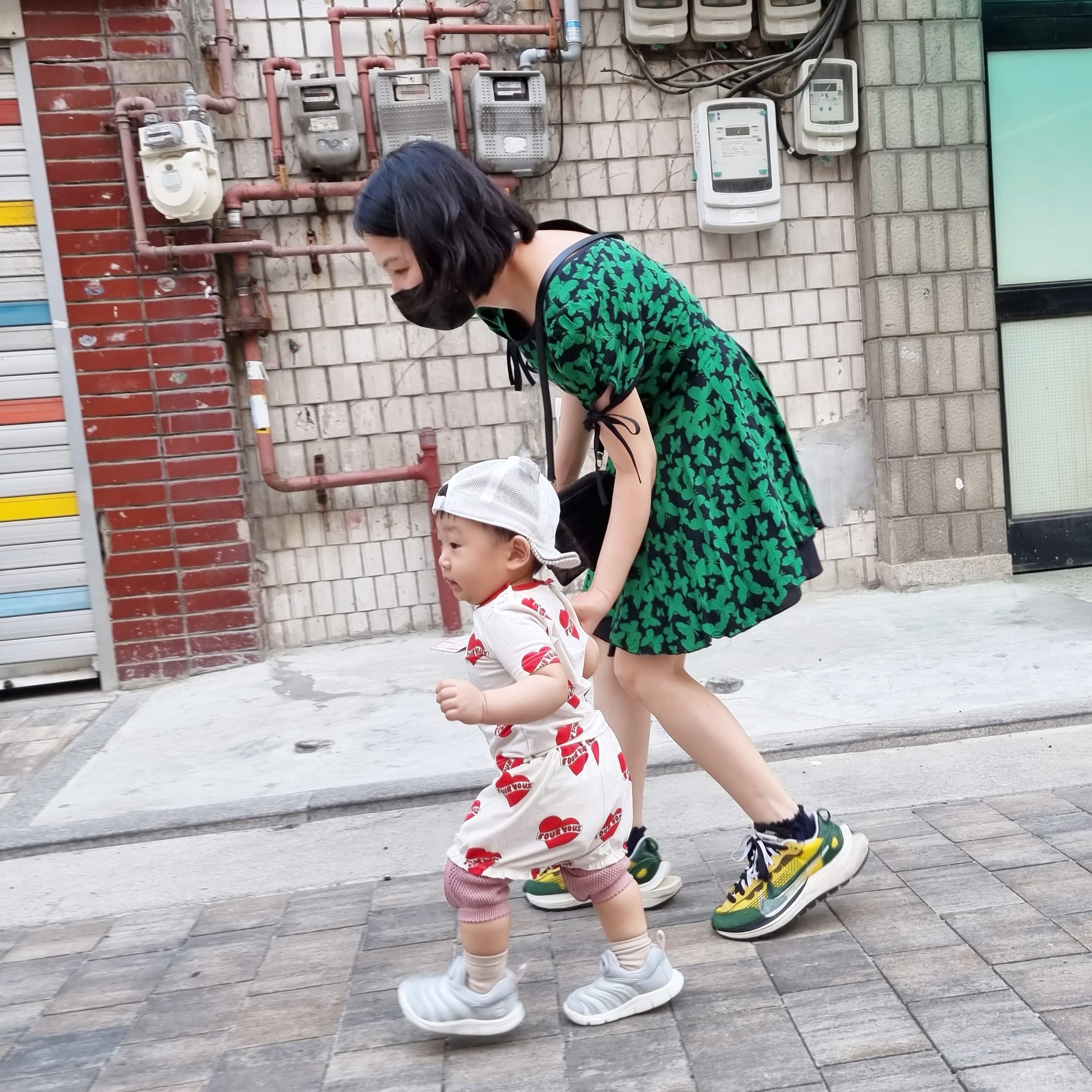 Nike x Sacai VaporWaffle Tour Yellow & Gorge Green Sail 착용 스타일