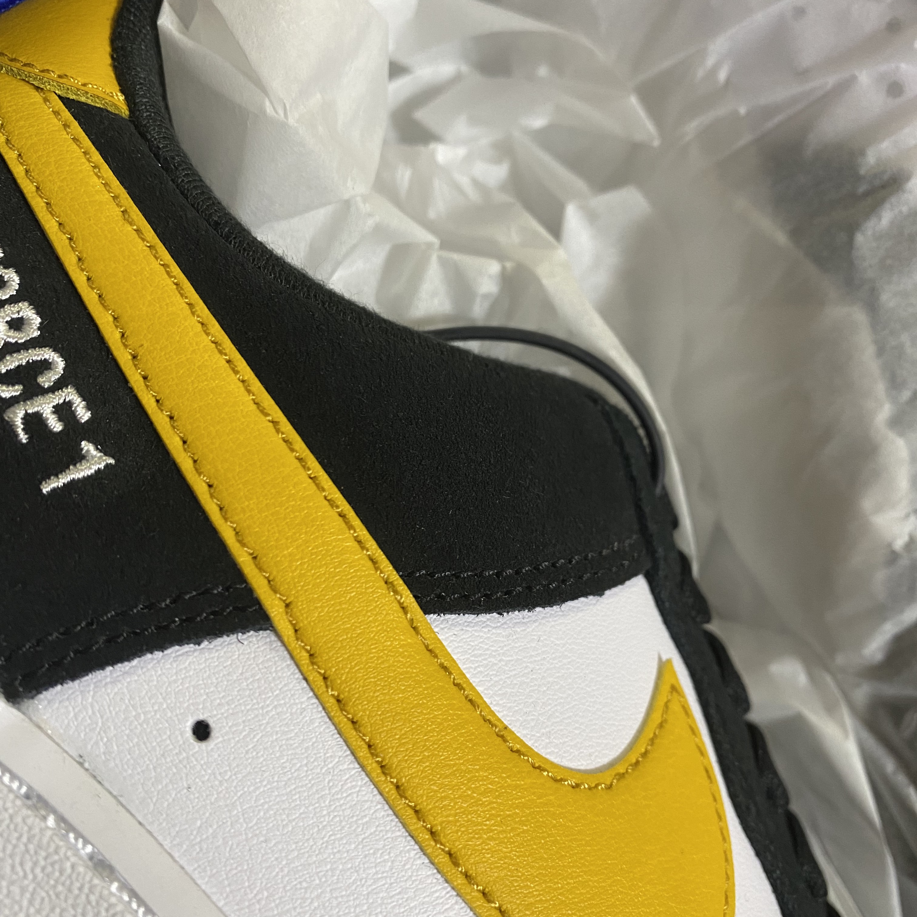 Nike Air Force 1 '07 LV8 Athletic Club Black Dark Sulfur 착용 스타일