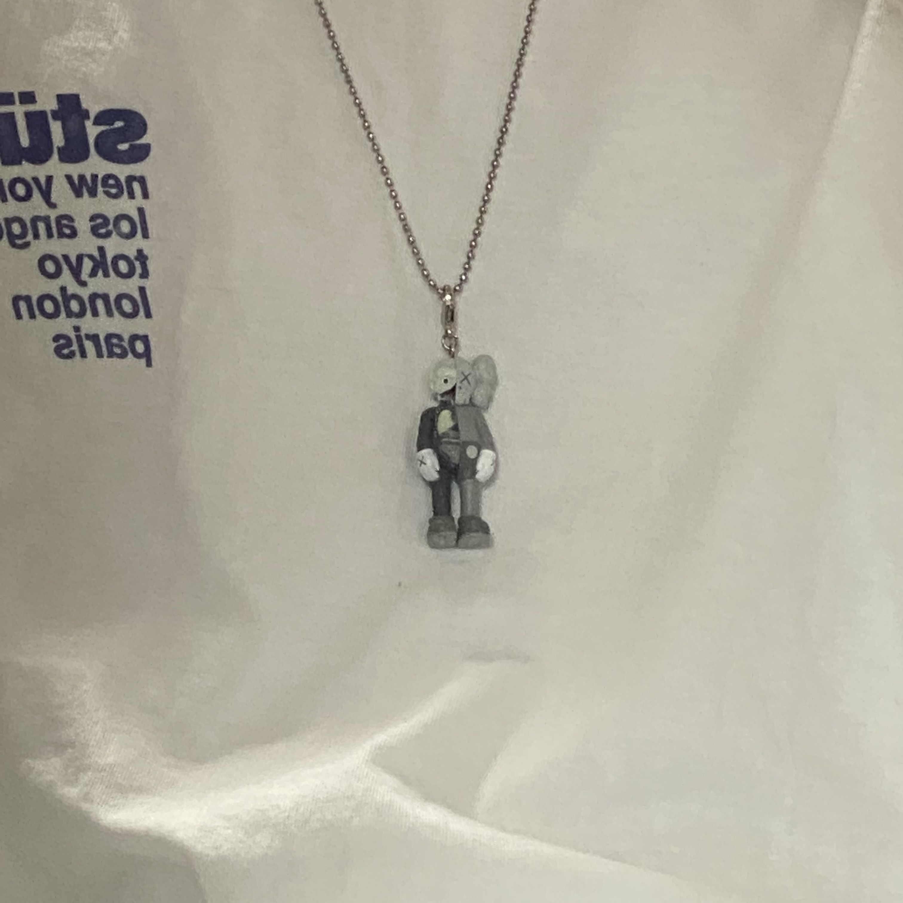 Kaws Tokyo First Companion Flayed Keychain Grey 착용 스타일