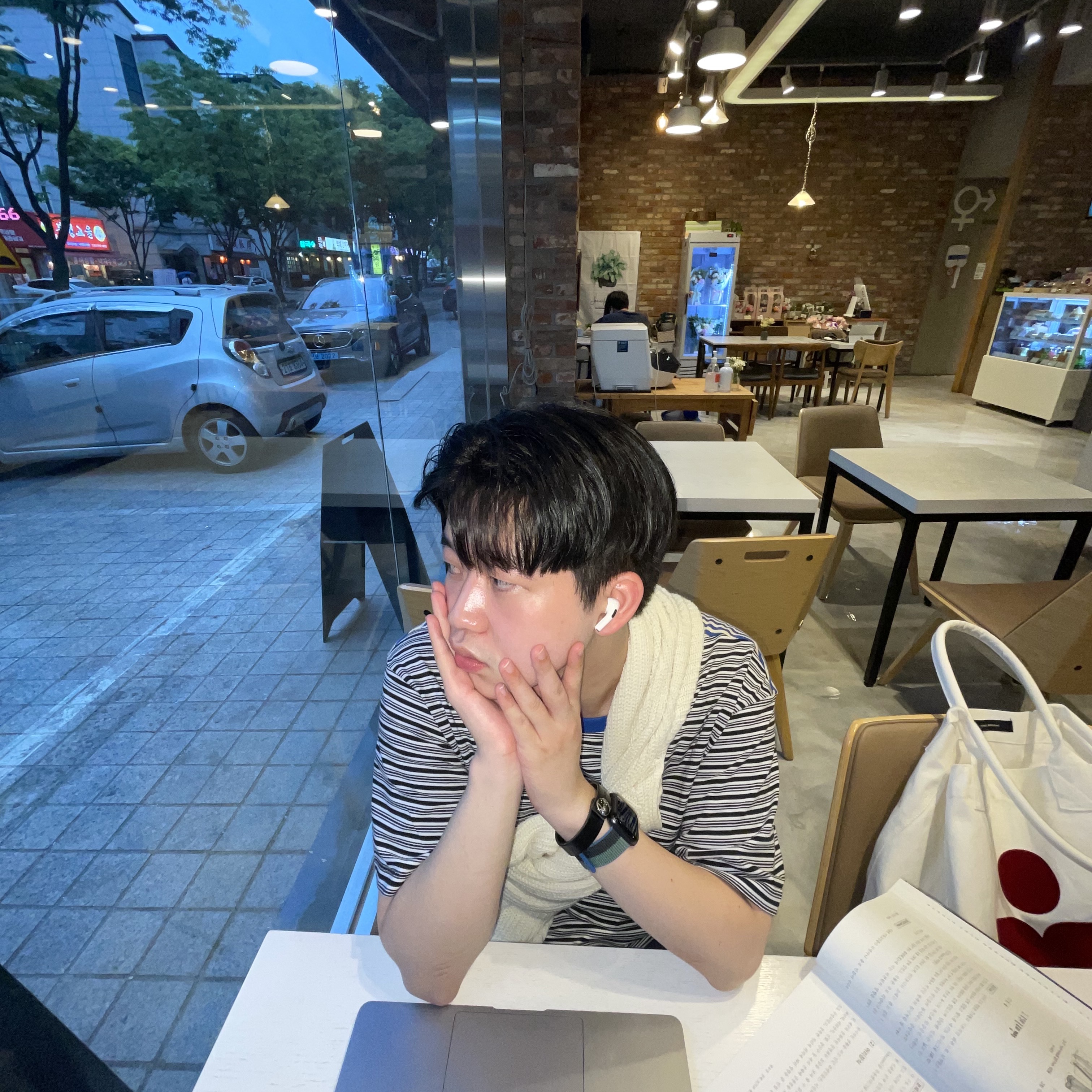 Uniqlo x Marni Striped Crewneck Short Sleeve T-Shirt Blue, Isabel Marant Yenky Canvas Bag Ecru Red 착용 스타일