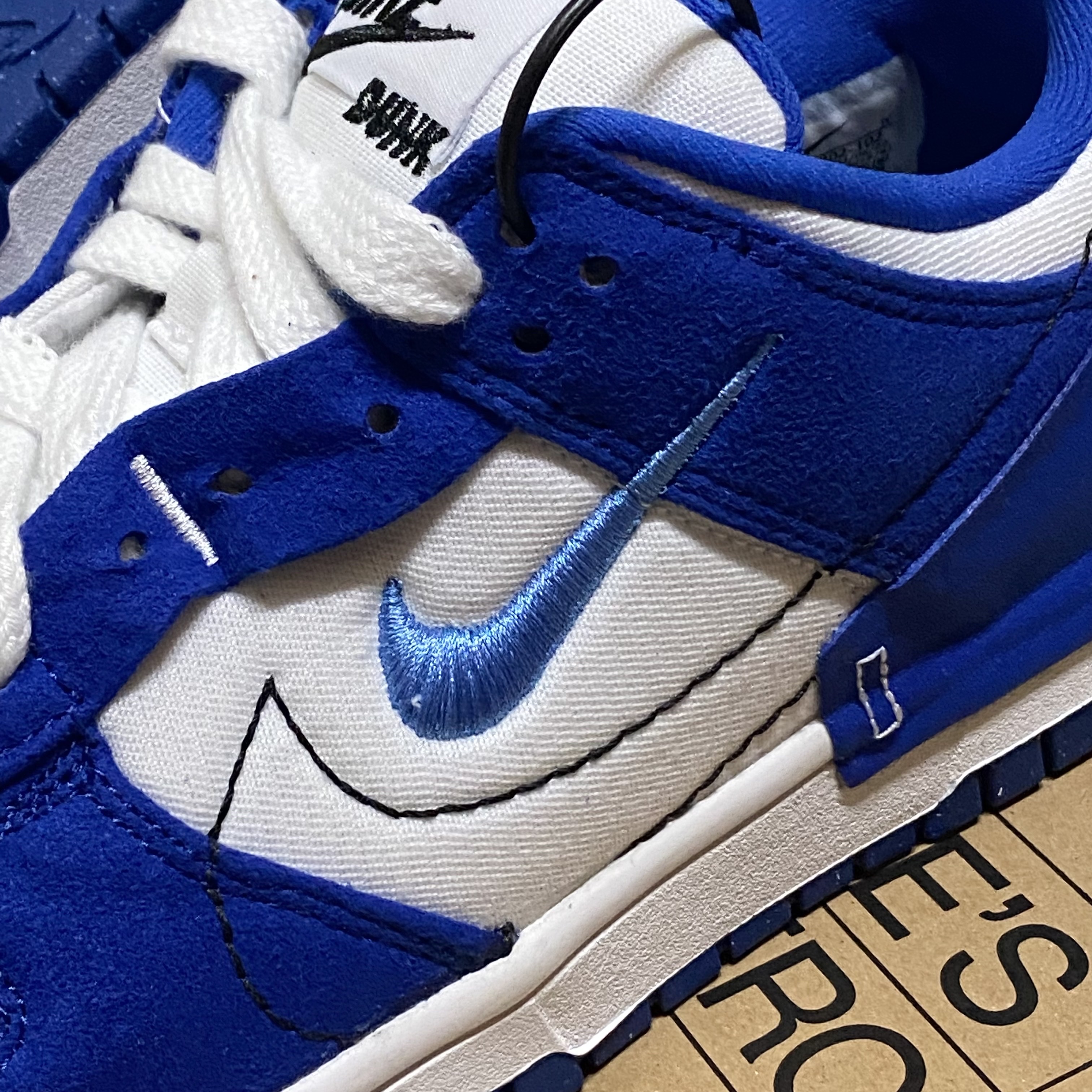 (W) Nike Dunk Low Disrupt 2 White and University Blue 착용 스타일 - 5