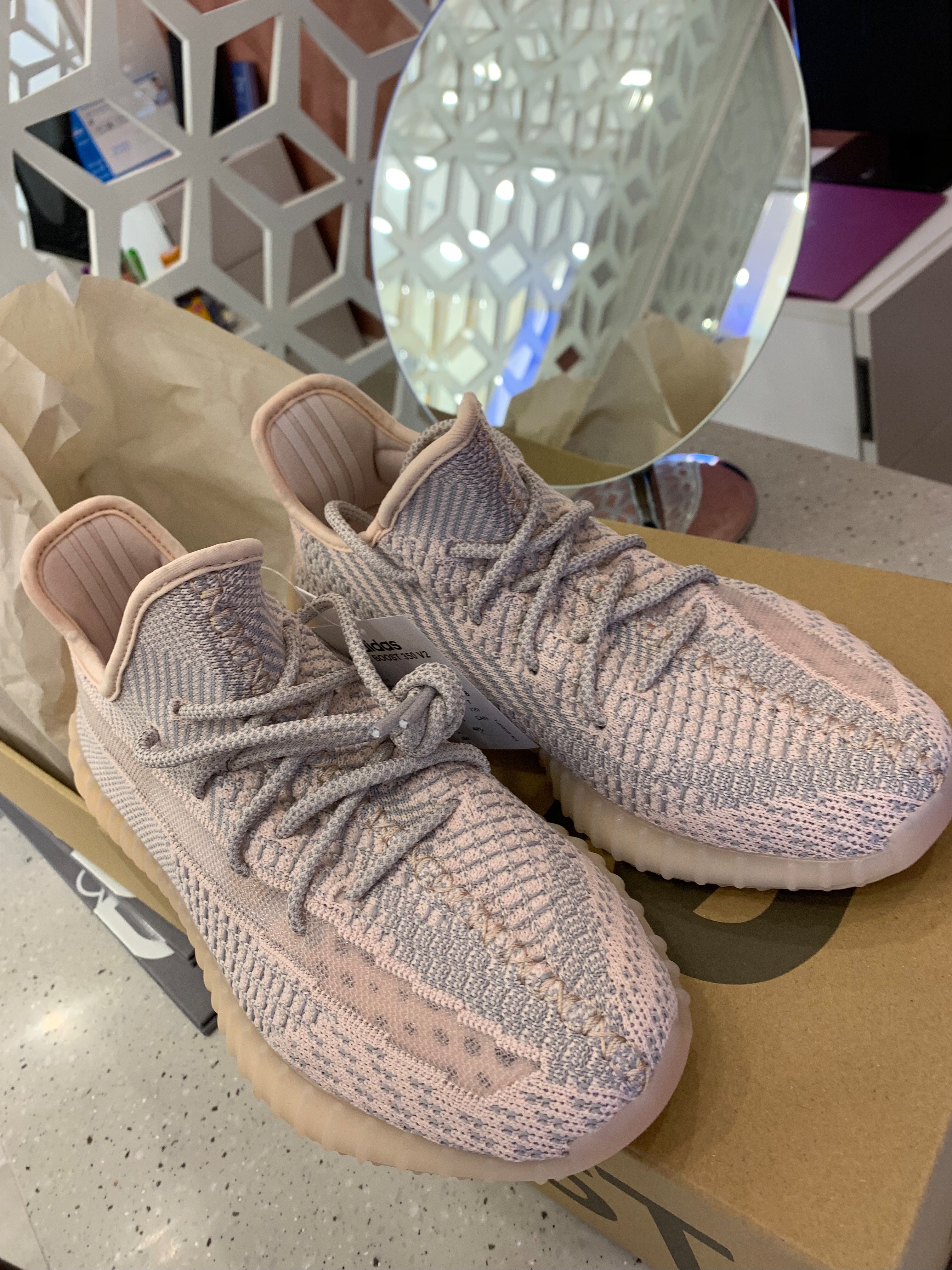 Adidas Yeezy Boost 350 V2 Synth - Non-Reflective 착용 스타일 - 1