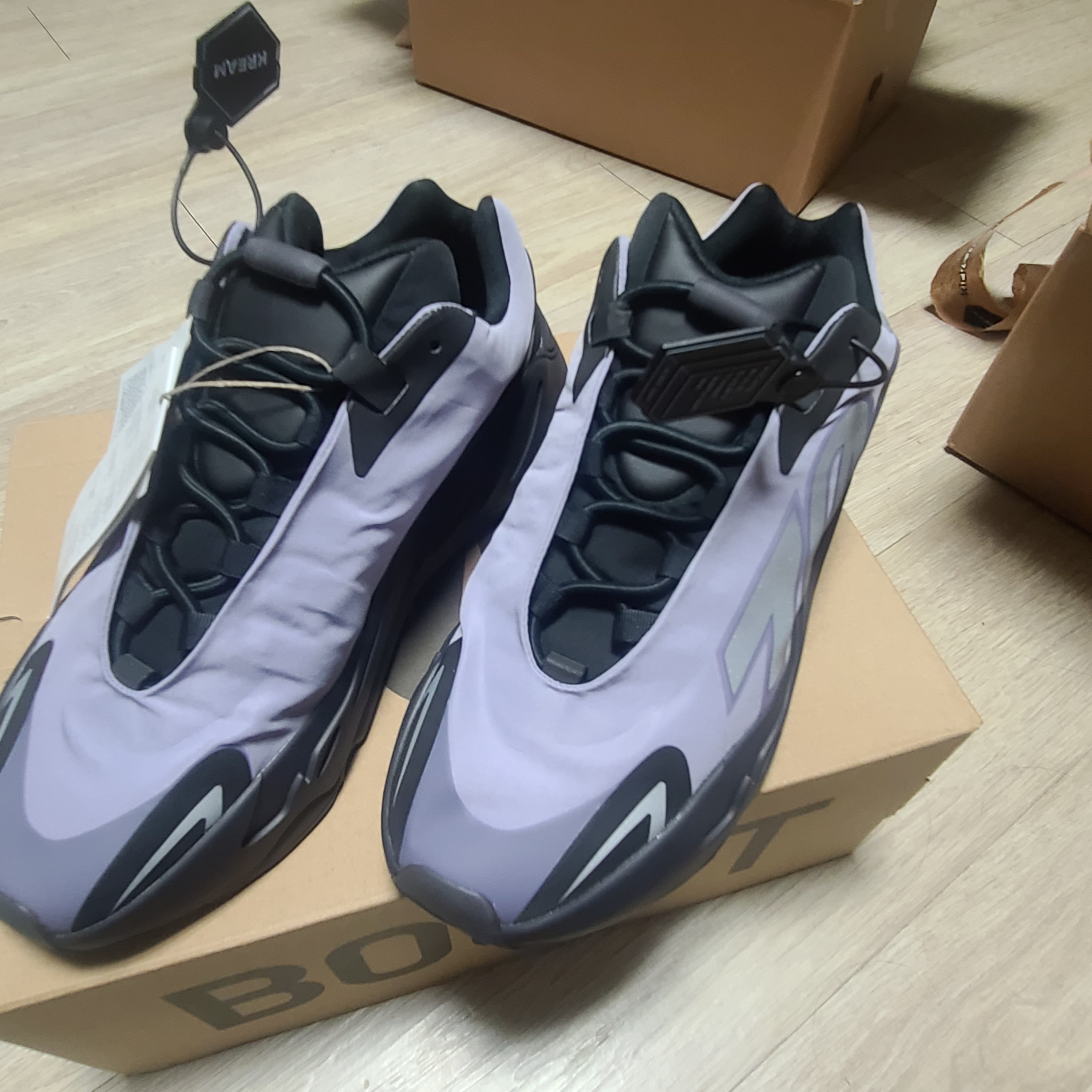 Adidas Yeezy Boost 700 MNVN Geode, Nike x Off-White Blazer Low '77 Black and Electro Green 착용 스타일 - 4