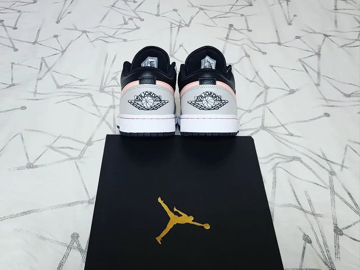 Jordan 1 Low Grey Fog Black Bleached Coral 착용 스타일 - 5