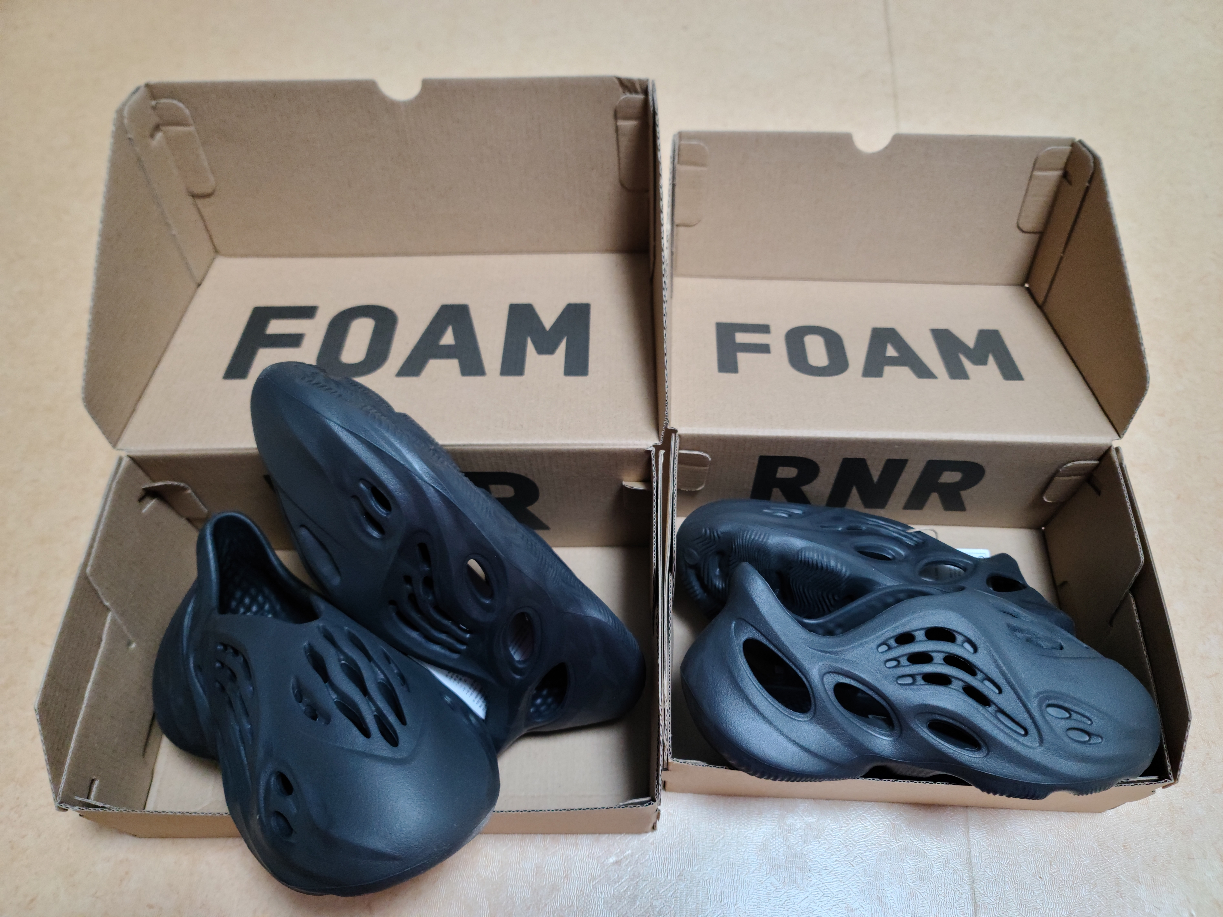 Adidas Yeezy Foam RNNR Onyx 착용 스타일