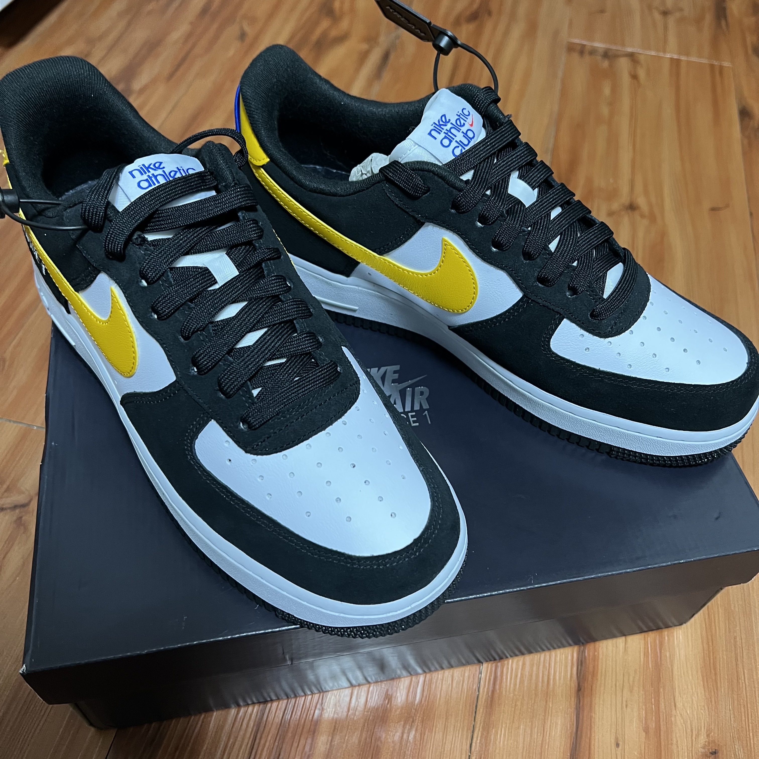 Nike Air Force 1 '07 LV8 Athletic Club Black Dark Sulfur 착용 스타일