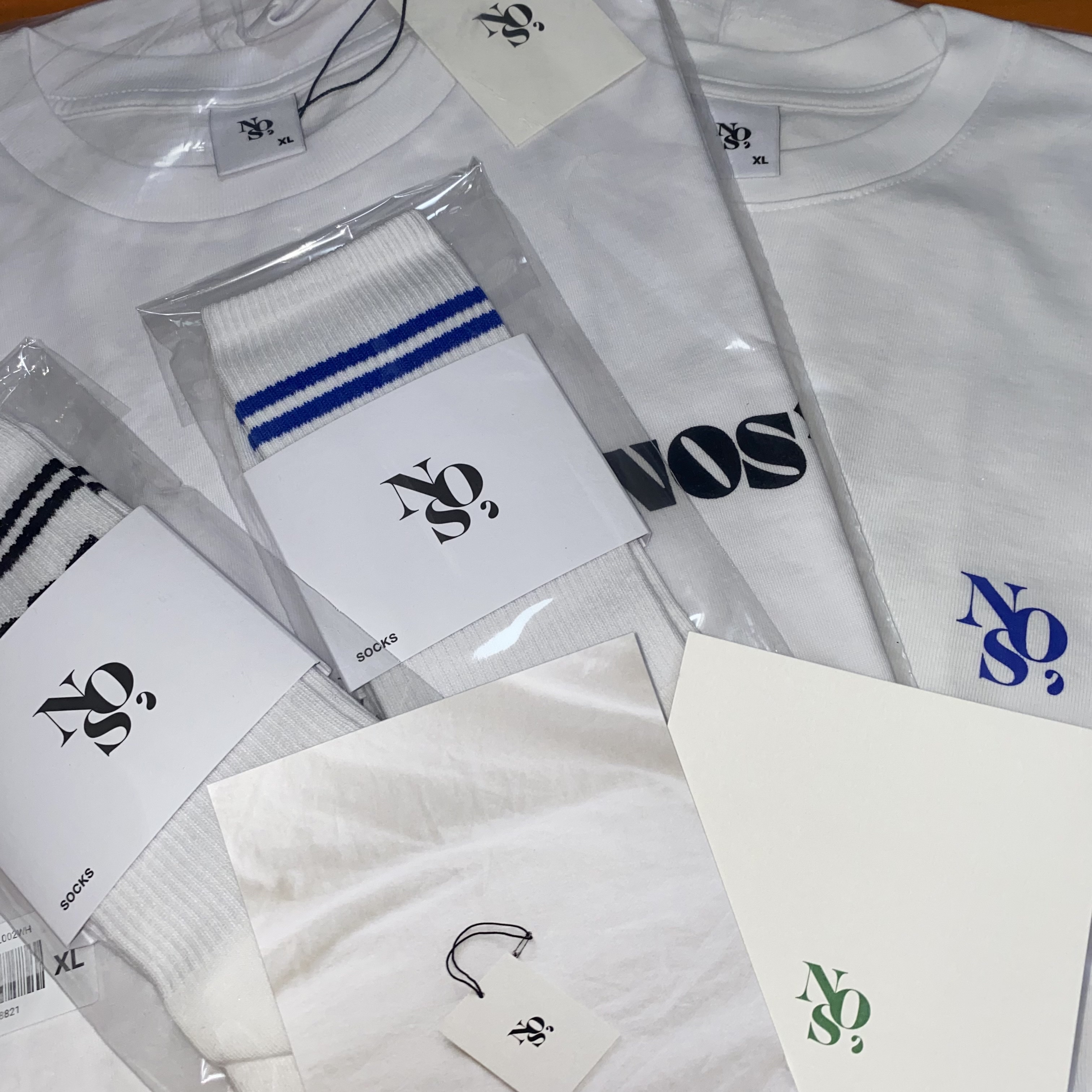 NOS7 Black Signature Logo Standard Fit T-Shirt White, NOS7 Signature Symbol T-Shirt White 착용 스타일