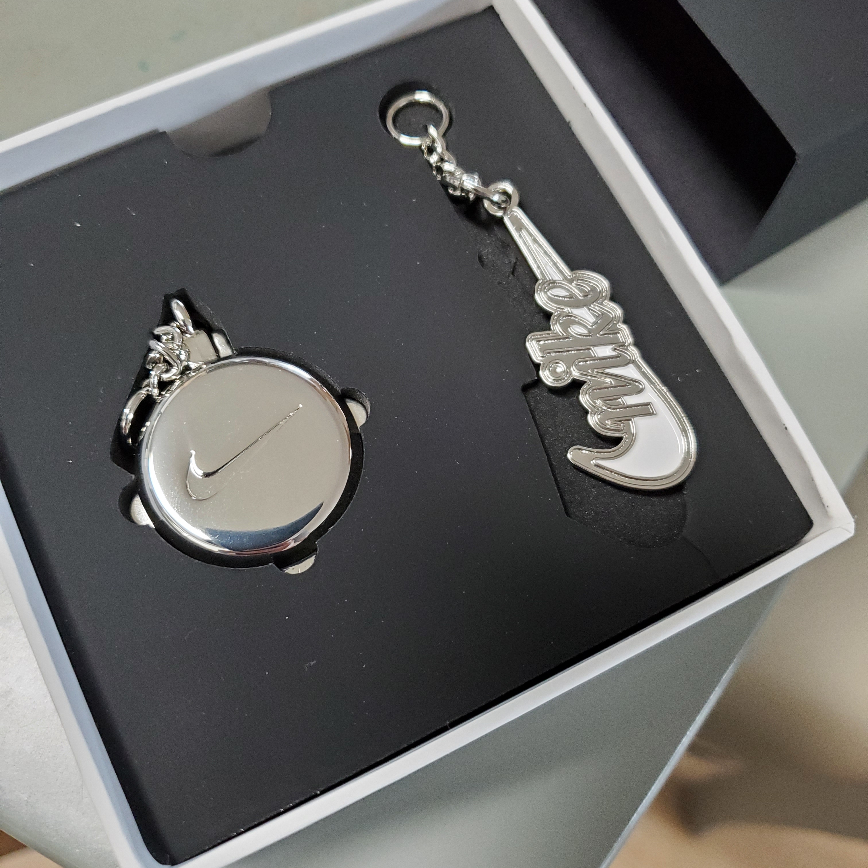 Nike 50th Anniversary Special Keyring Set 착용 스타일 - 2