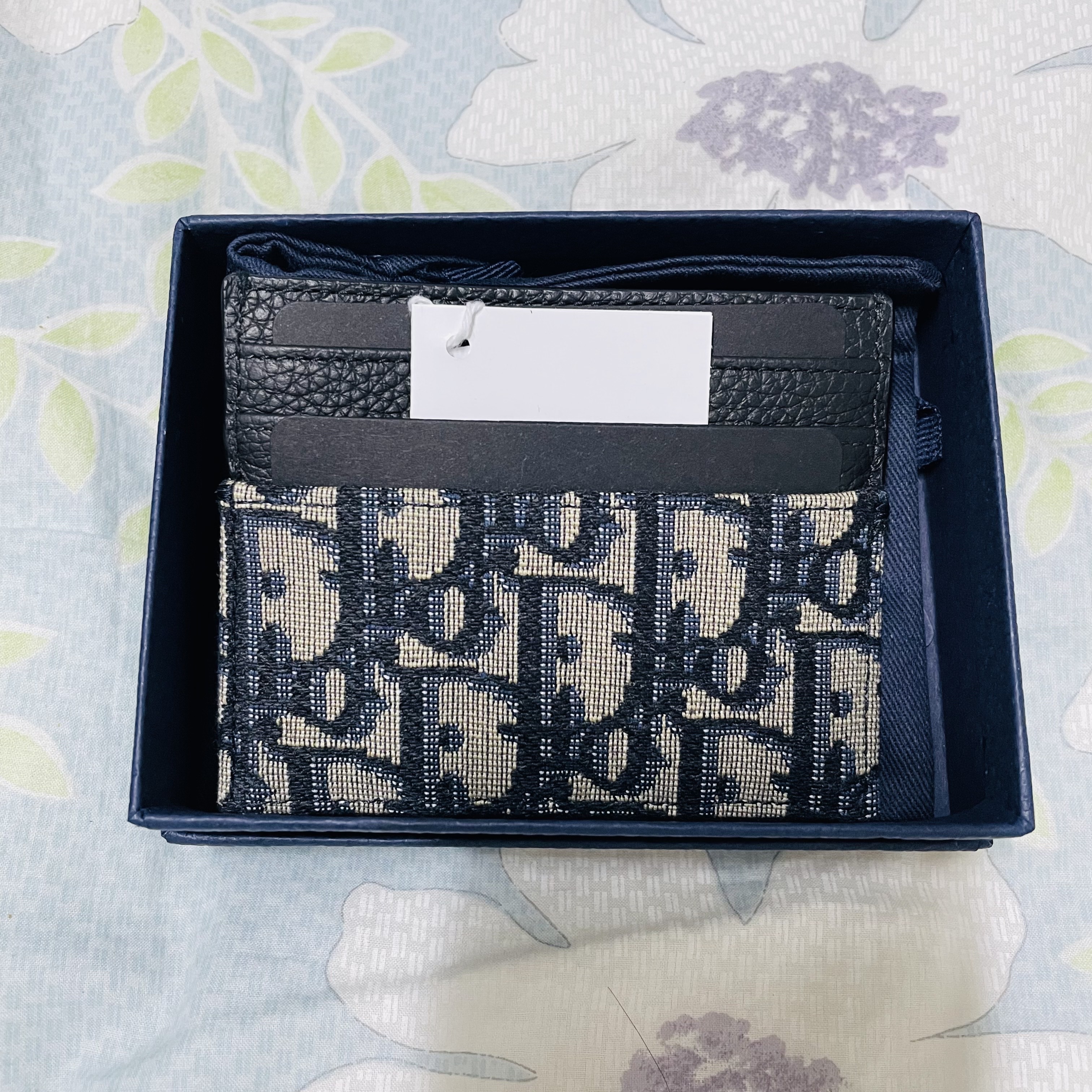 Dior Card Holder Beige & Black Dior Oblique Jacquard 착용 스타일 - 5