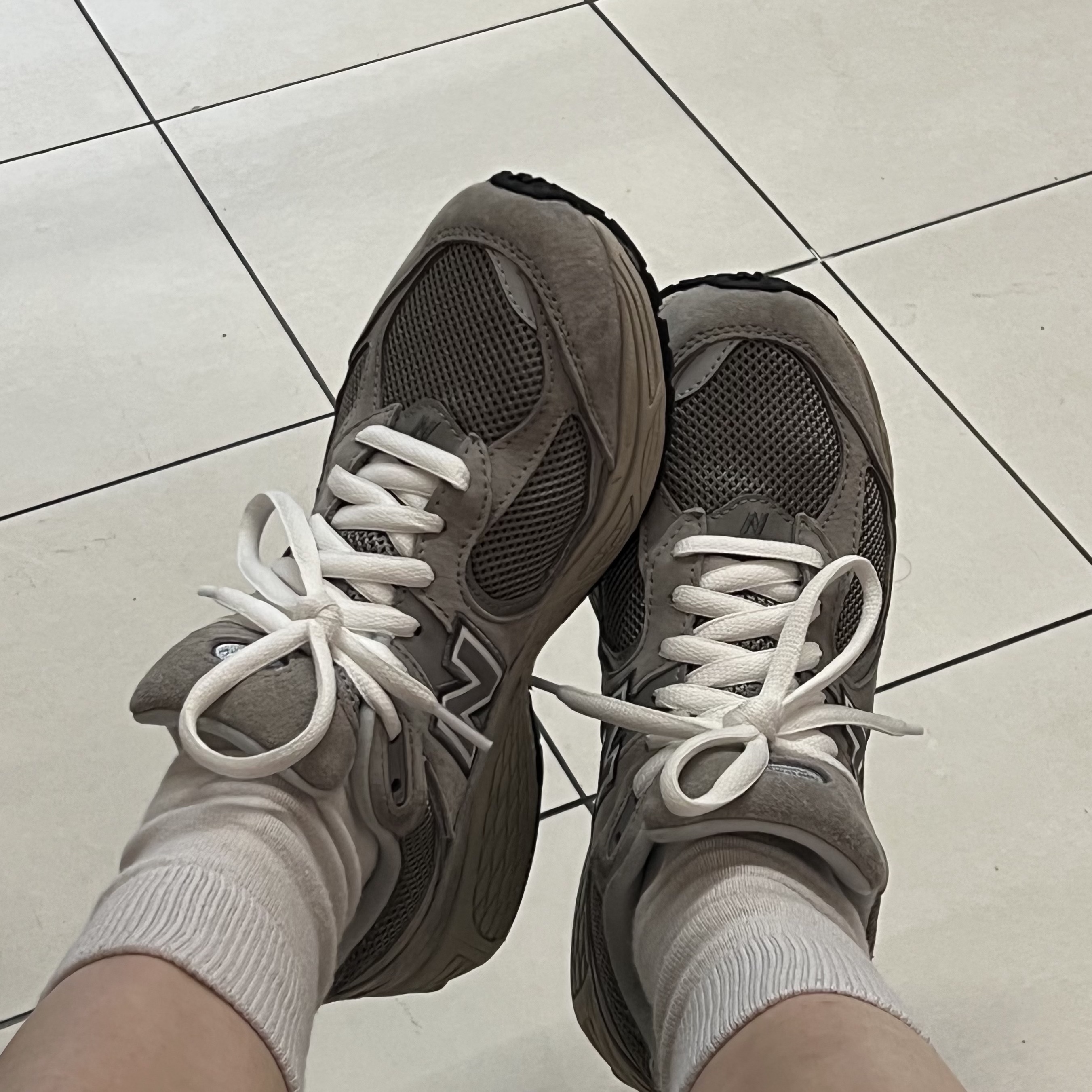 New Balance 2002R Grey 착용 스타일