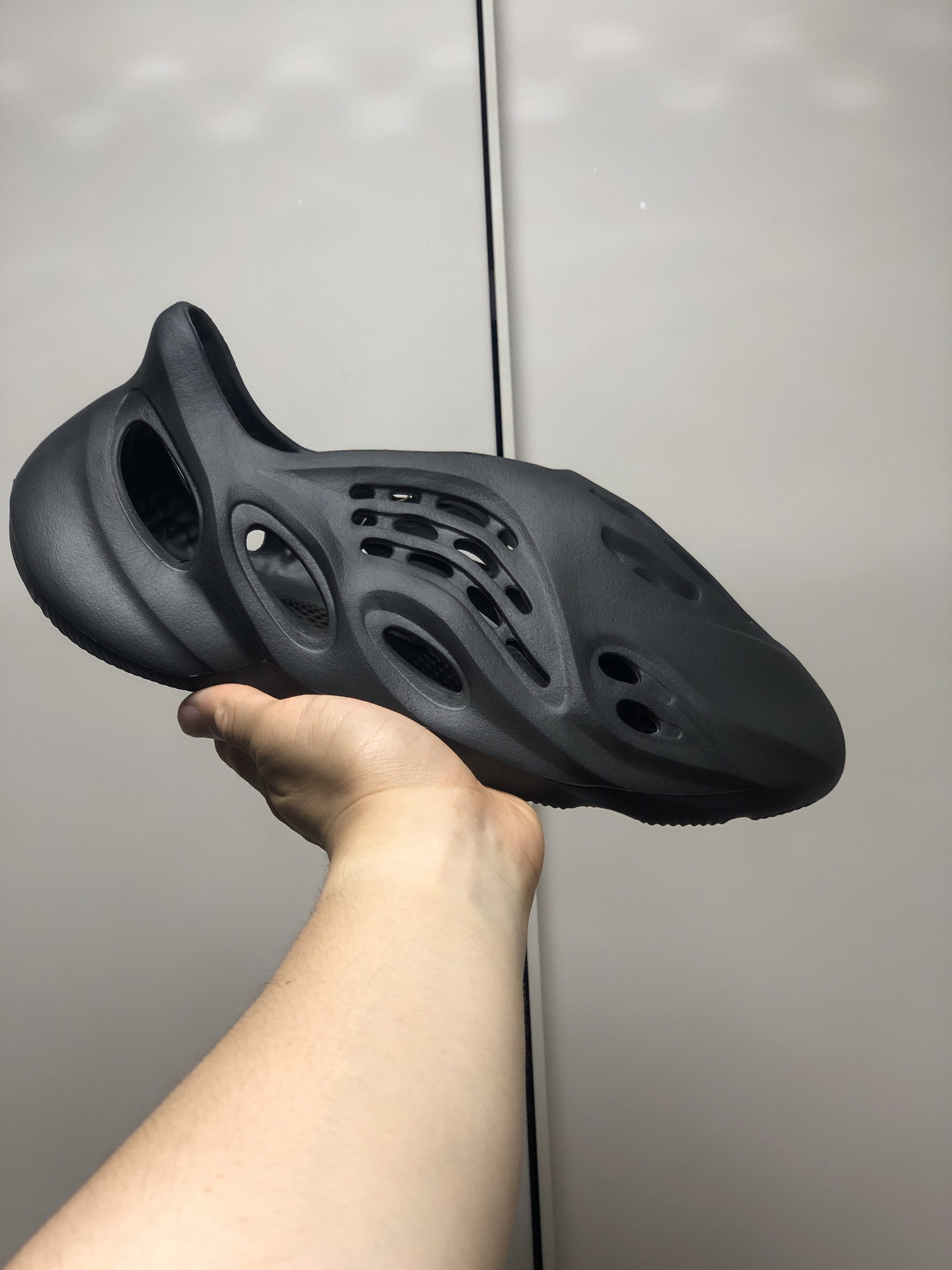 Adidas Yeezy Foam RNNR Onyx 착용 스타일