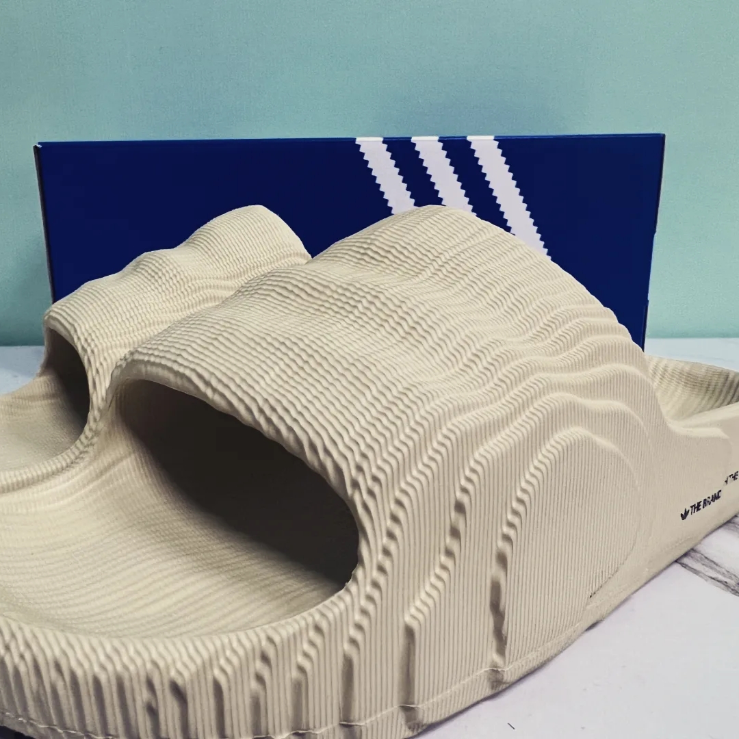 Adidas Adilette 22 Desert Sand 착용 스타일 - 2