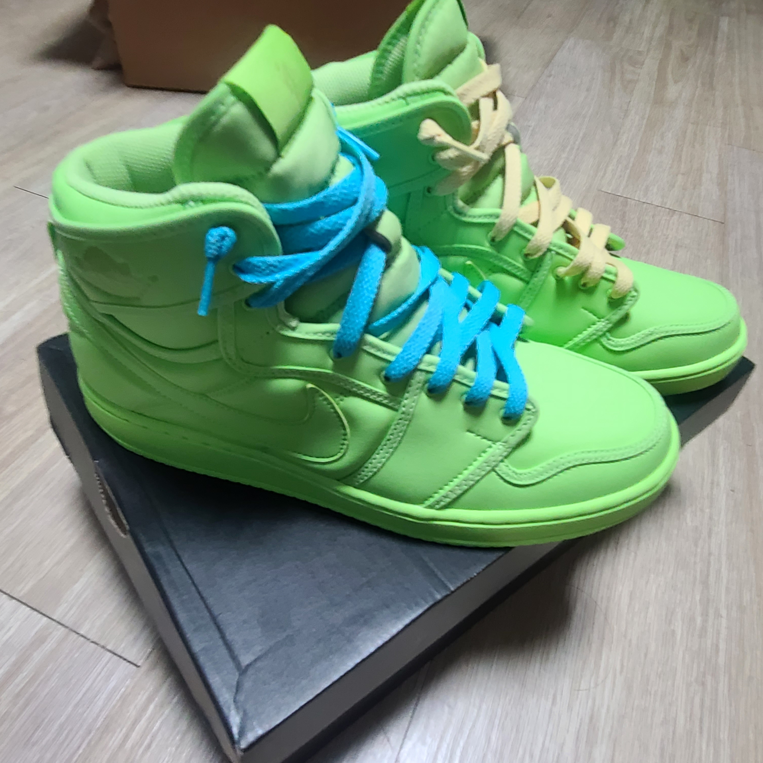 Adidas Yeezy Boost 700 MNVN Geode, Nike x Off-White Blazer Low '77 Black and Electro Green 착용 스타일 - 3