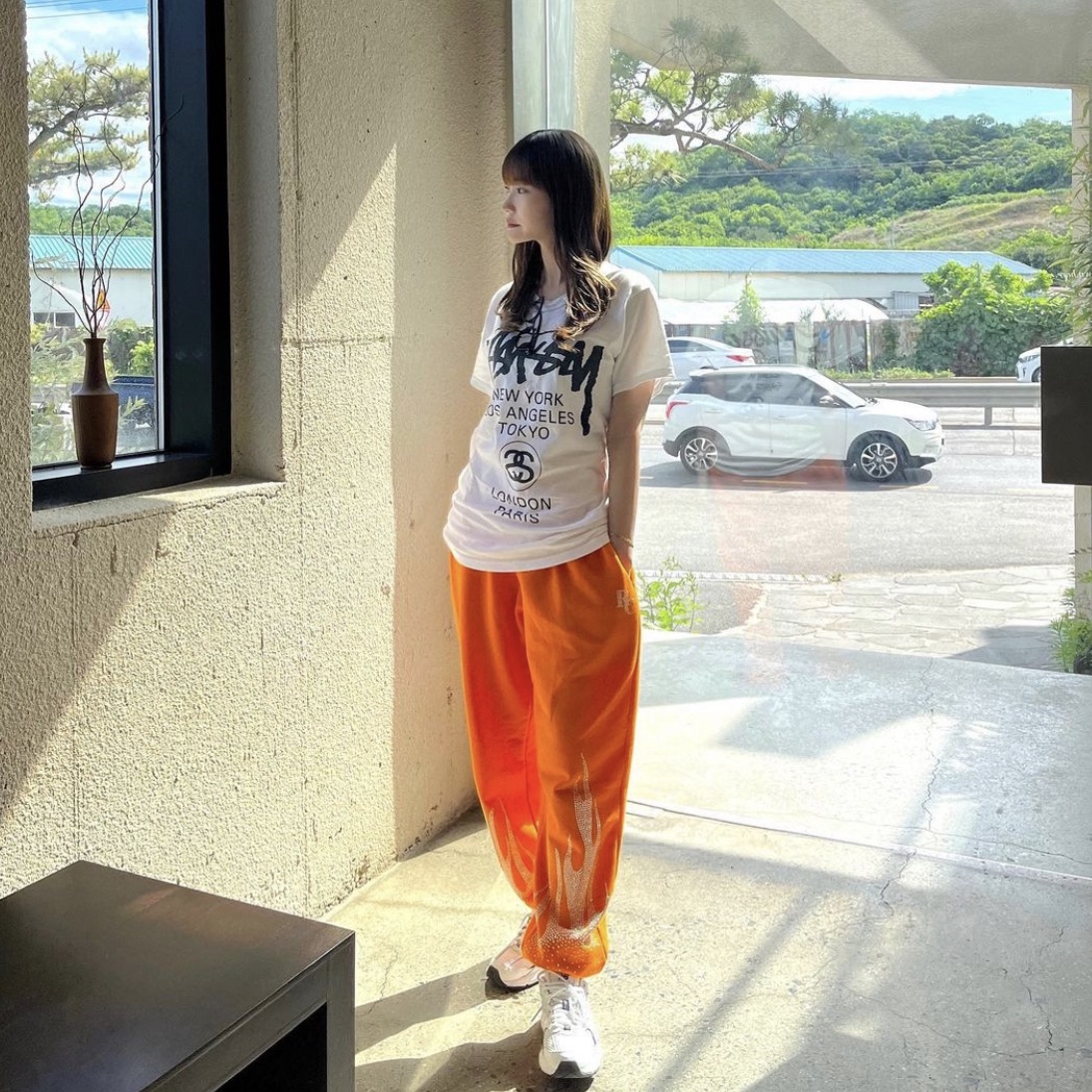 New Balance 530 White, Stussy World Tour T-Shirt White 착용 스타일