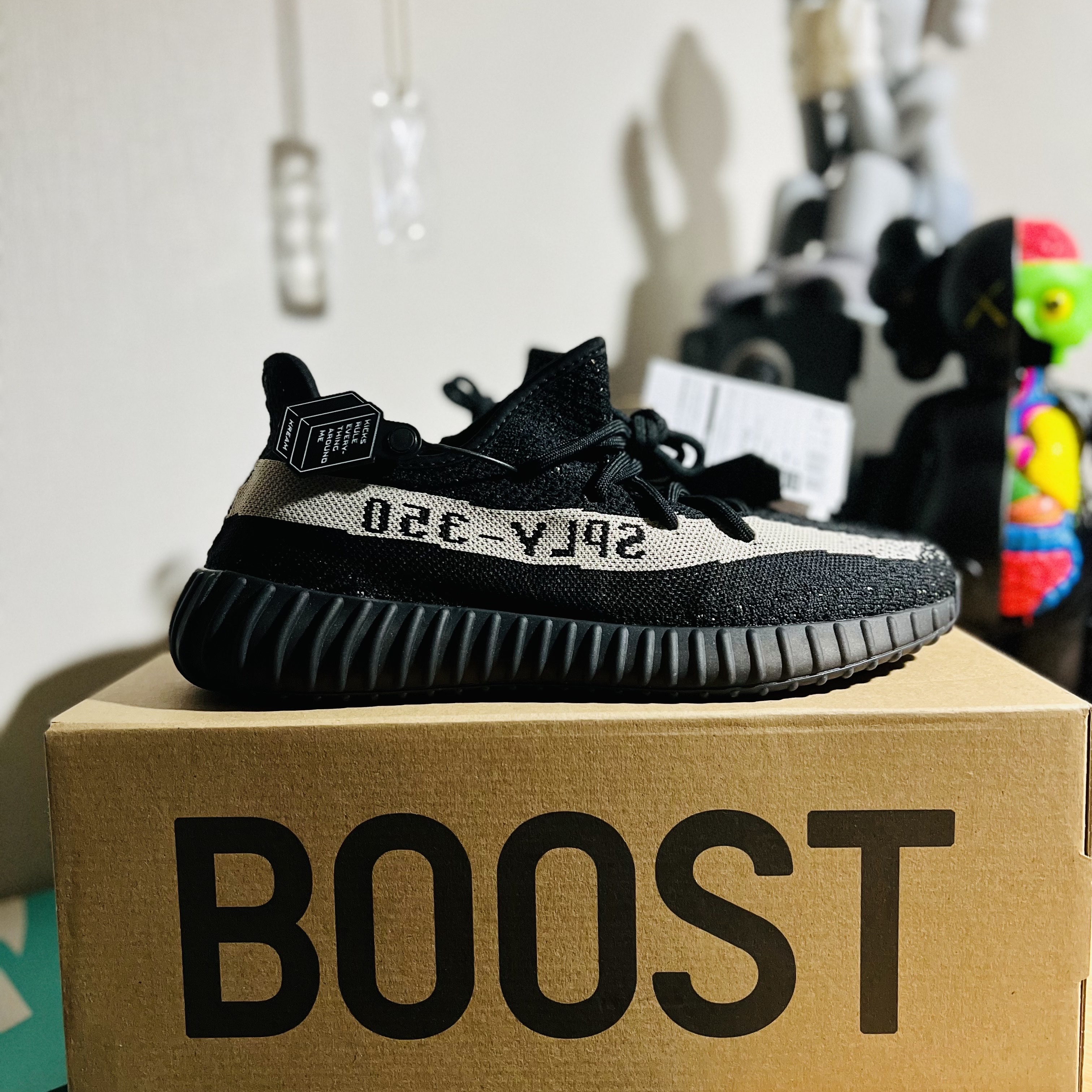 Adidas Yeezy Boost 350 V2 Core Black White 2022 착용 스타일 - 1