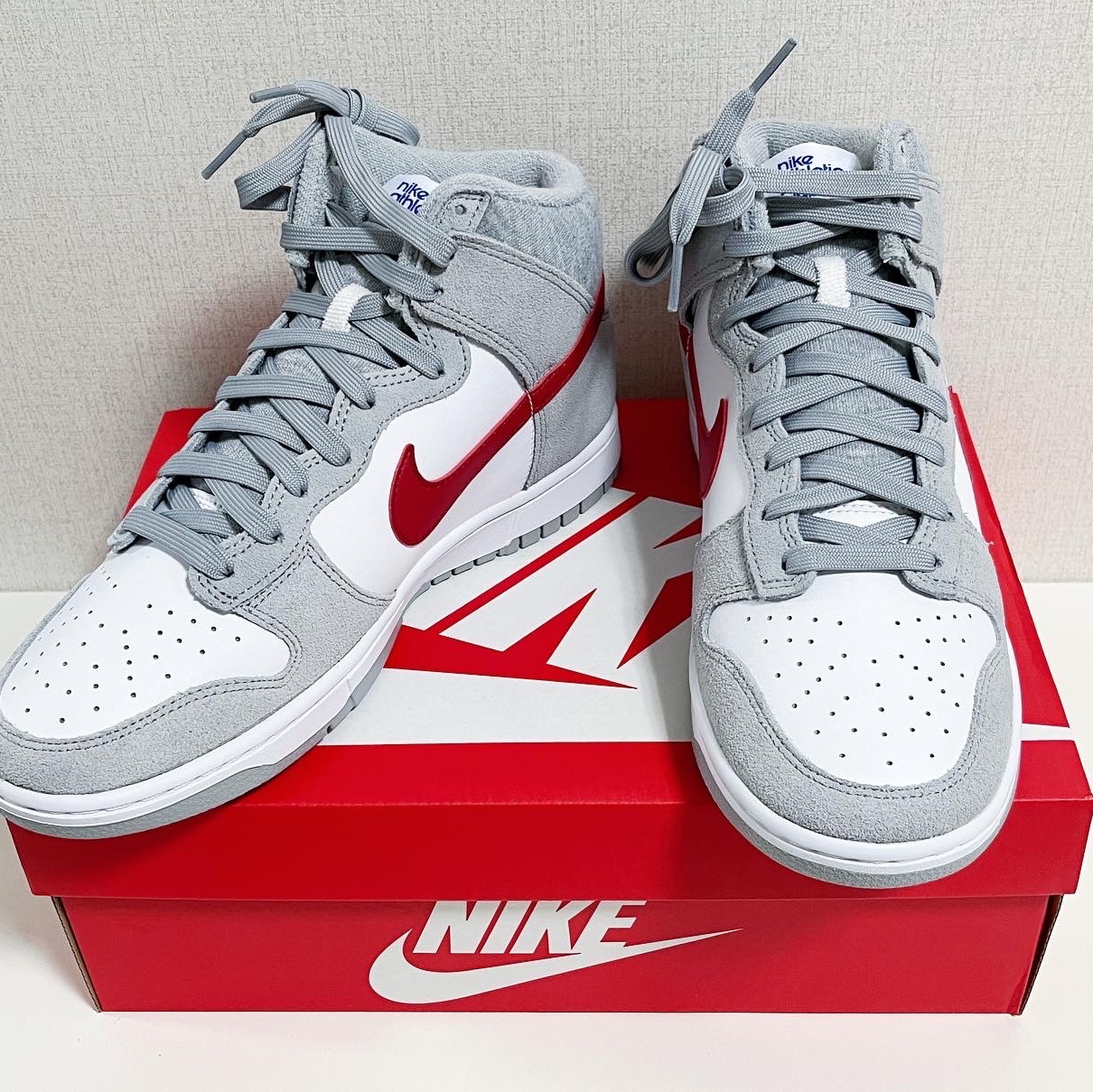 Nike Dunk High Retro SE Athletic Club Light Smoke Grey Gym Red 착용 스타일 - 3