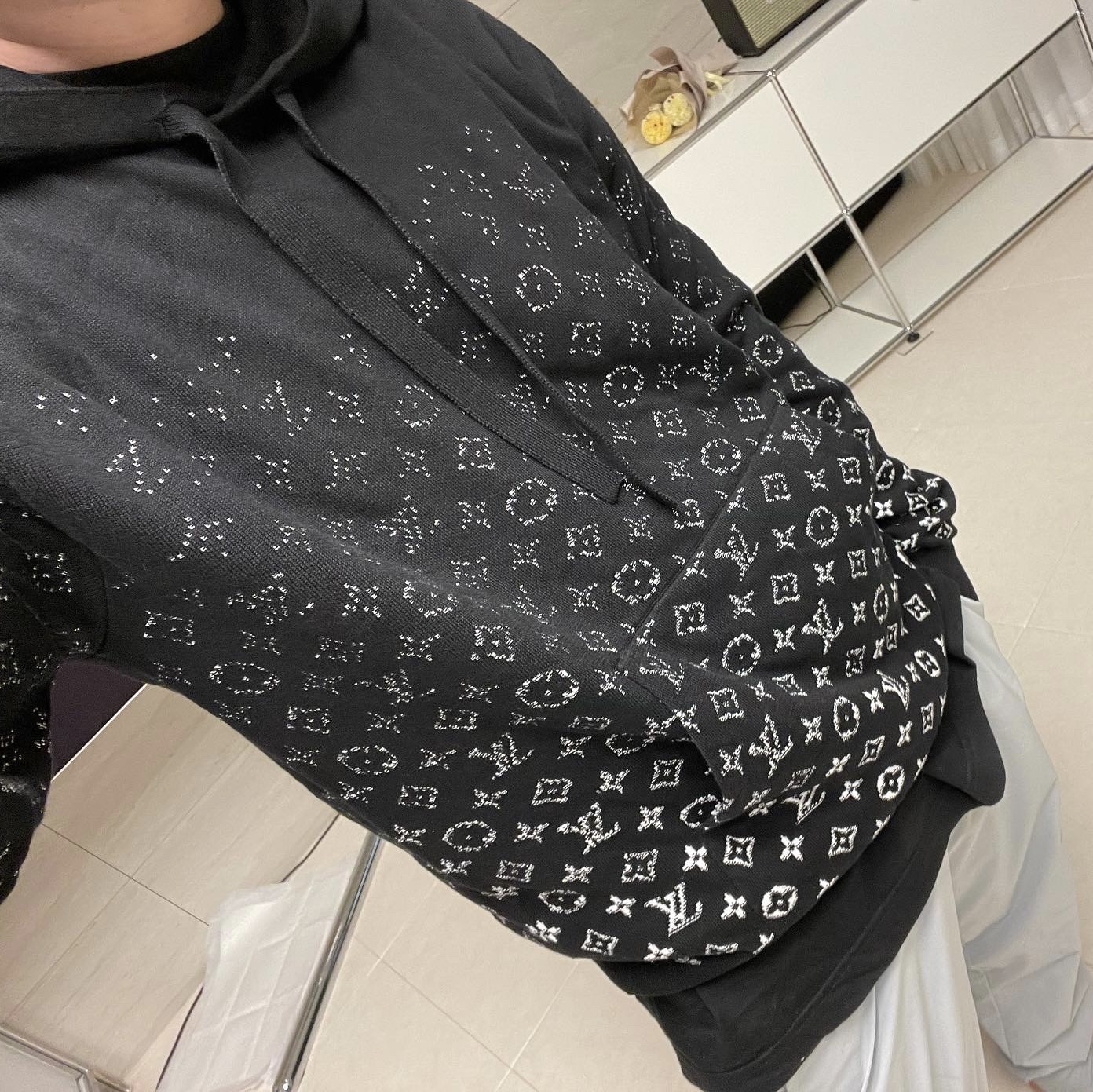 Louis Vuitton Monogram Gradient Hoodie Black 착용 스타일 - 1