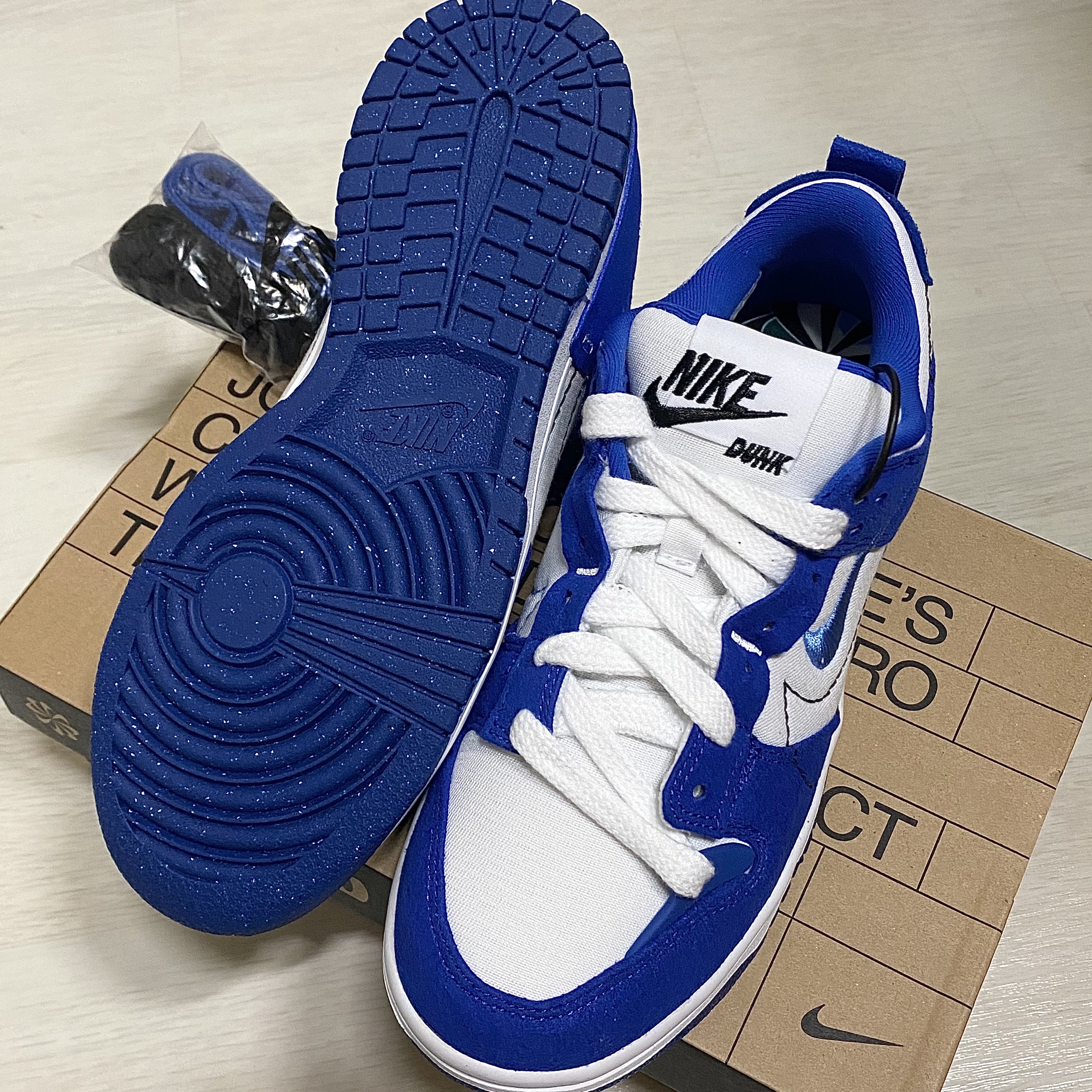(W) Nike Dunk Low Disrupt 2 White and University Blue 착용 스타일 - 4
