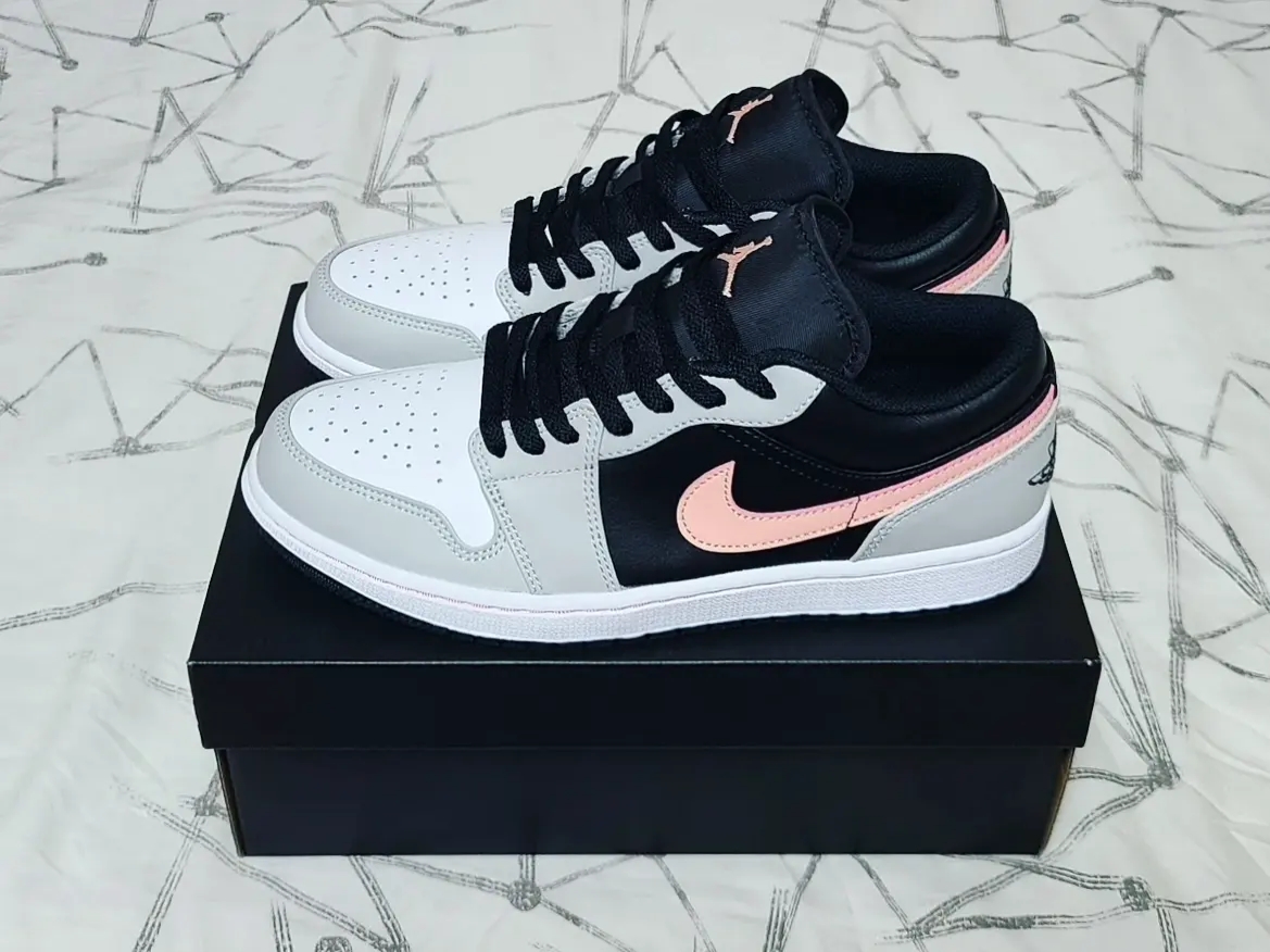 Jordan 1 Low Grey Fog Black Bleached Coral 착용 스타일 - 2