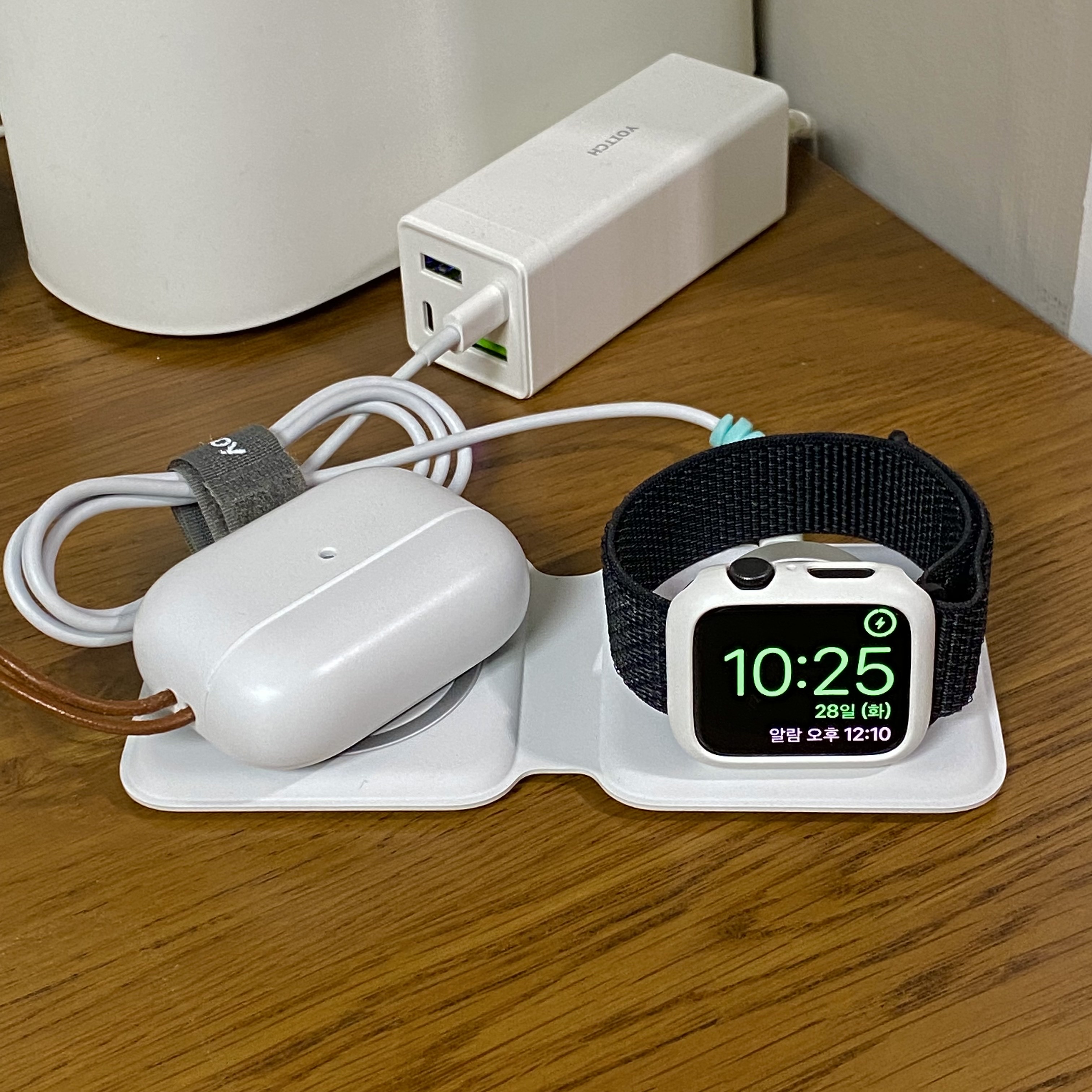 Apple Watch Nike SE 44mm GPS Space Gray Aluminum Case with Nike Sport Band Anthracite Black (Korean Ver.), Apple AirPods Pro with MagSafe Charging Case (Korean Ver.) 착용 스타일