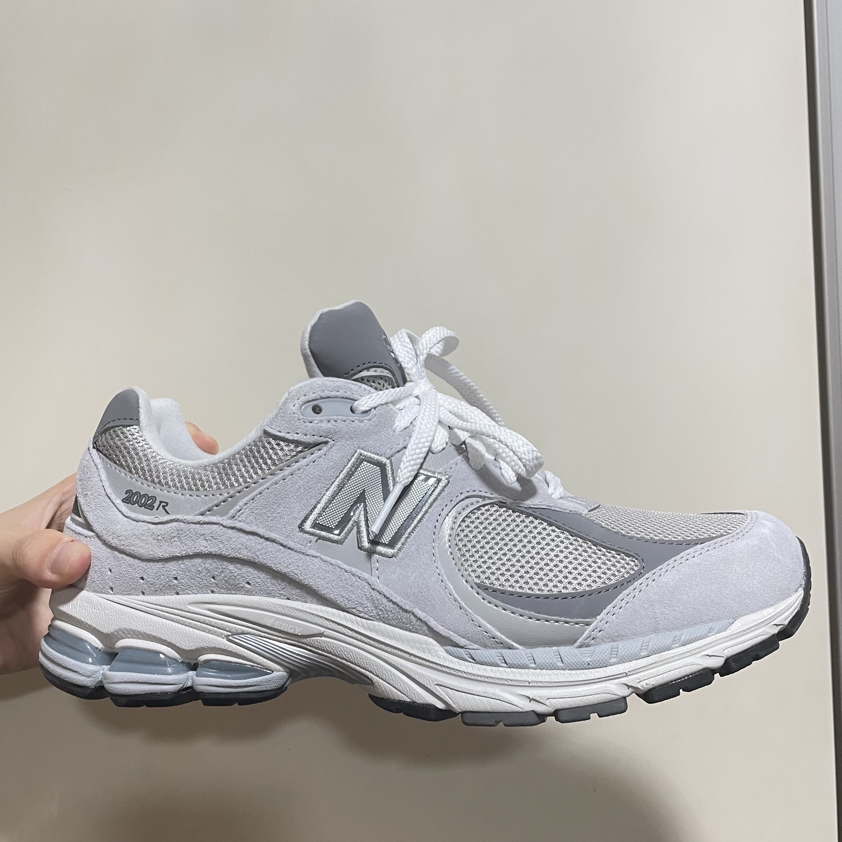 New Balance 2002R T2 Gray 착용 스타일