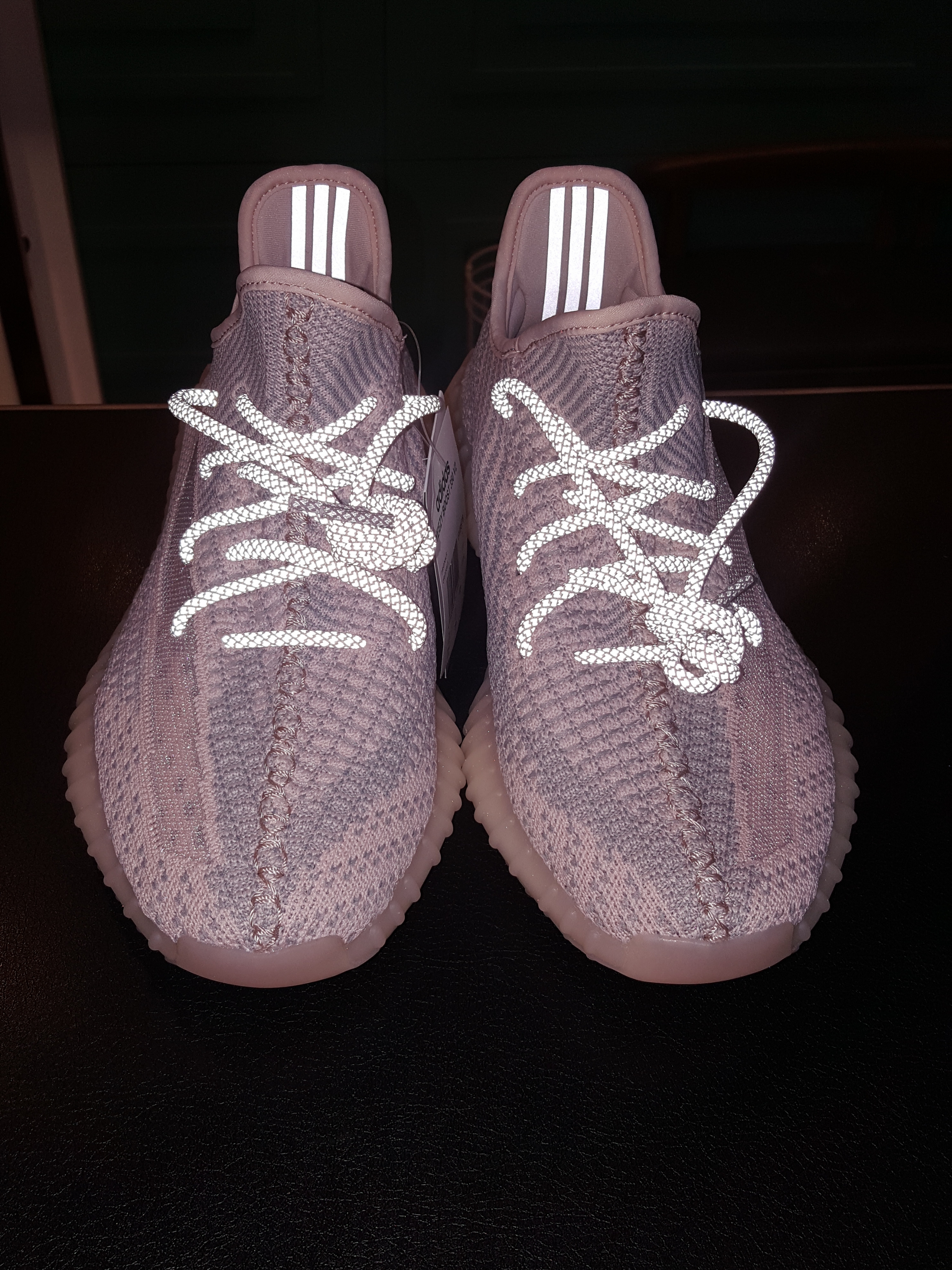 Adidas Yeezy Boost 350 V2 Synth - Non-Reflective 착용 스타일 - 3