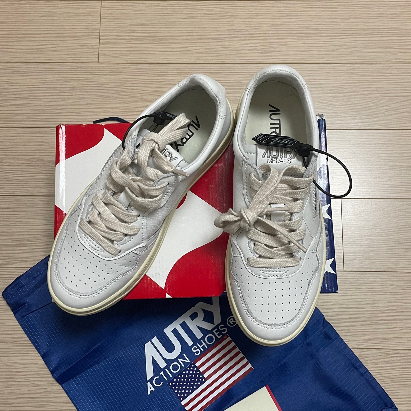 (W) Autry Medalist Low Leather Sneakers White 착용 스타일