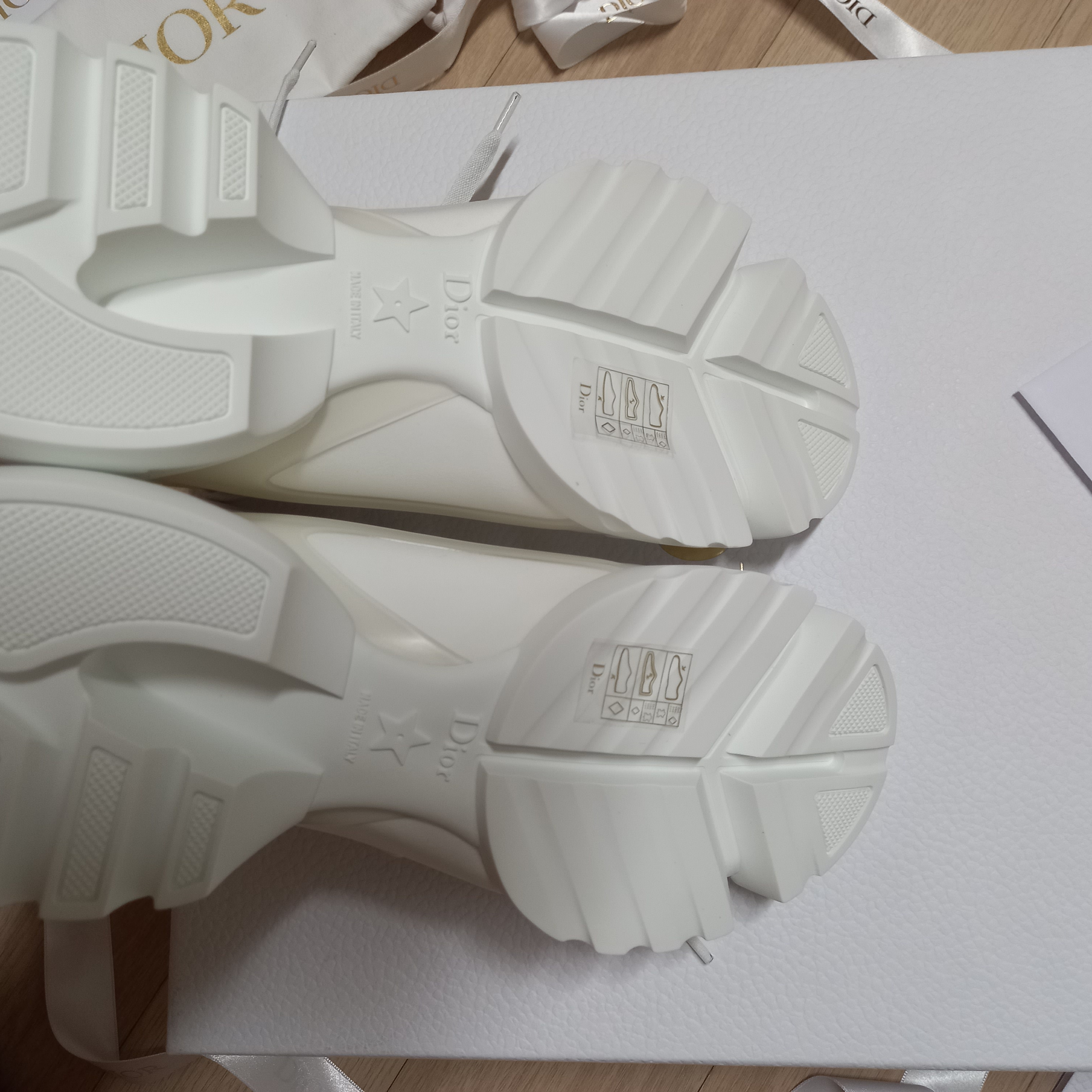 (W) Dior D-Connect Technical Fabric White 착용 스타일