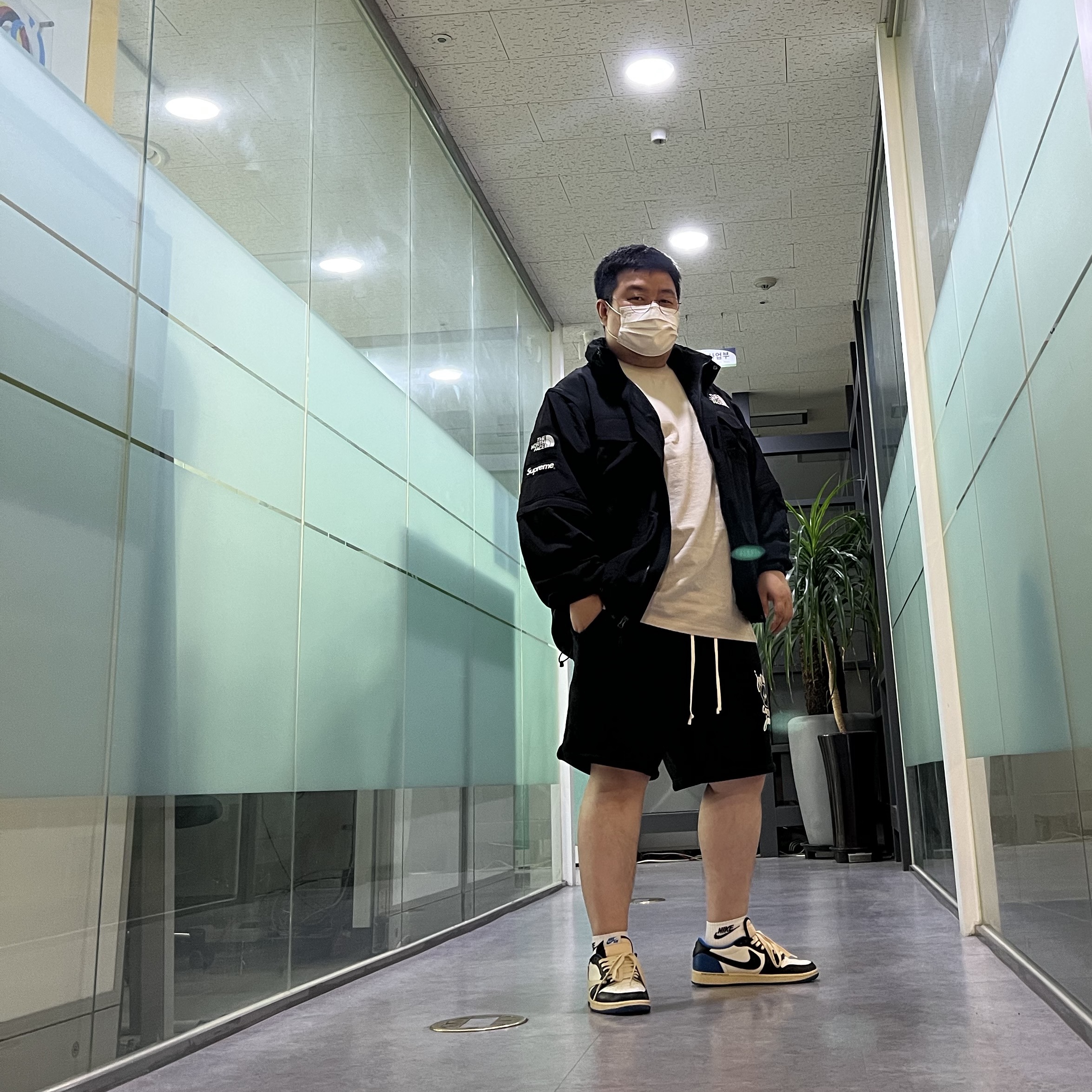 Supreme x The North Face Trekking Convertible Jacket Black - 22SS, Jordan 1 x Travis Scott x Fragment Retro Low OG SP Military Blue 착용 스타일 - 1