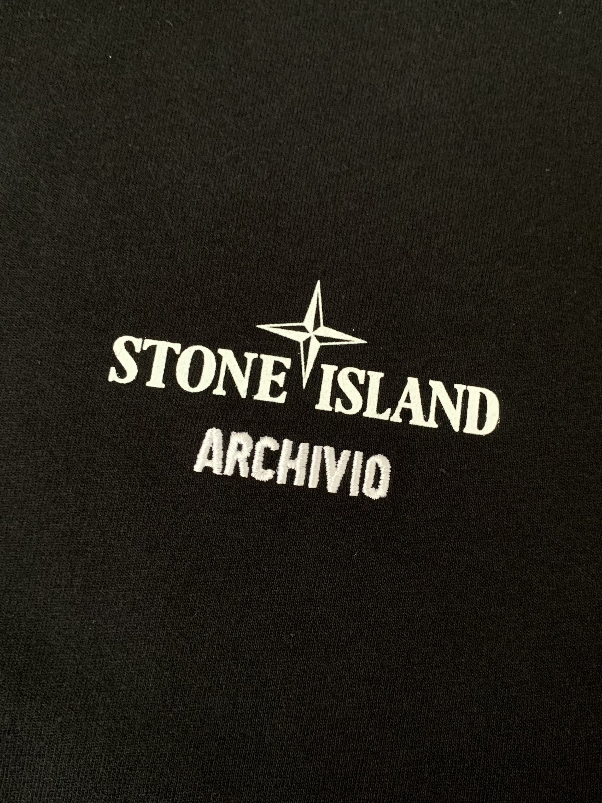 Stone Island 2NS91 30/1 Archivo Raso Gommato Cover Colorato Print Garment Dyed T-Shirt Black - 22SS 착용 스타일 - 3