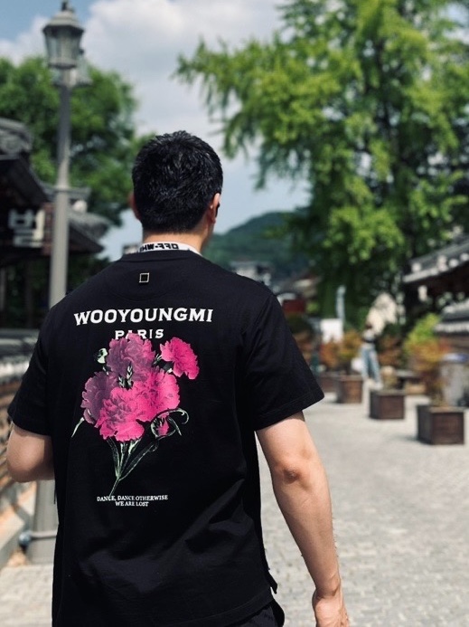 Wooyoungmi Flower Print Back Logo T-Shirt Black - 21SS 착용 스타일