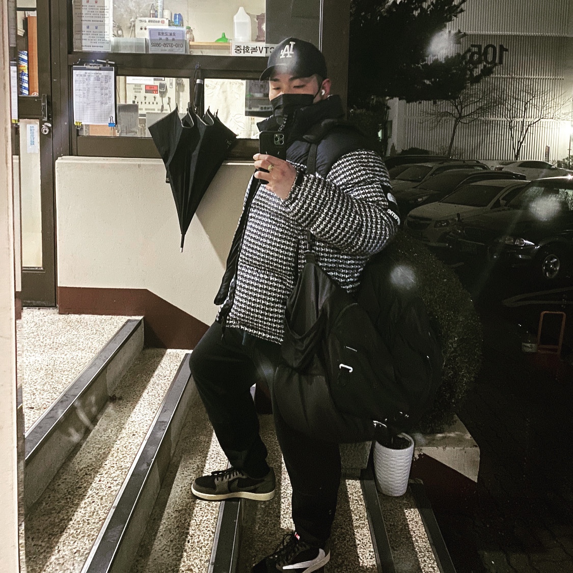 Supreme x The North Face Studded Nuptse Jacket Black - 21SS, Jordan 1 x Travis Scott Retro Low OG SP Mocha 착용 스타일