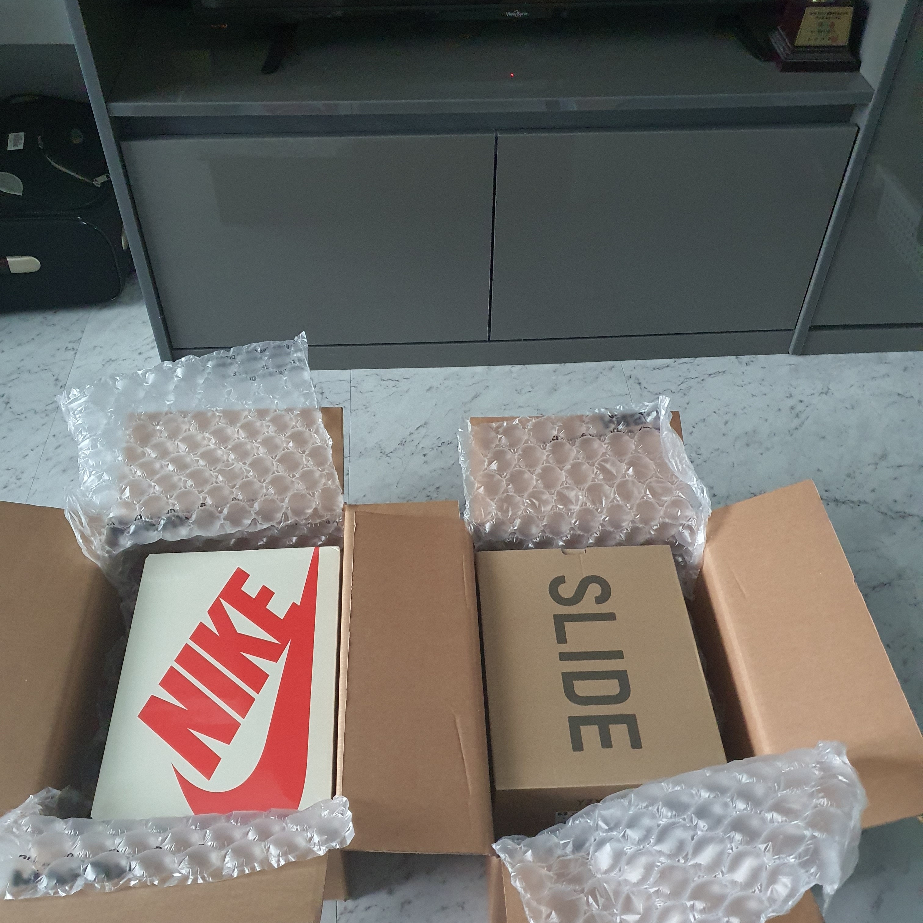 Nike x Stussy Air Force 1 '07 Mid SP Black and Light Bone, Adidas Yeezy Slide Onyx 착용 스타일 - 1