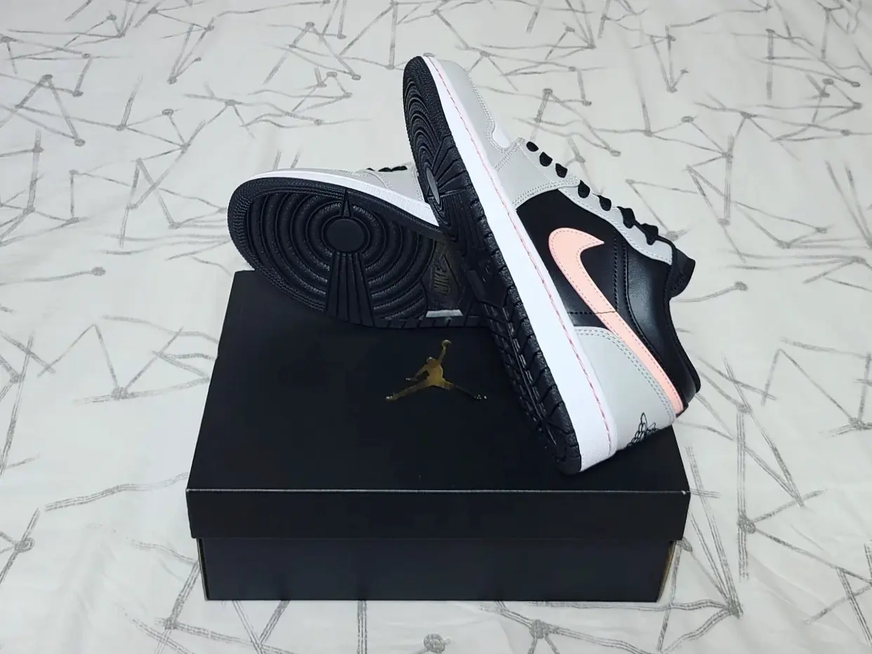 Jordan 1 Low Grey Fog Black Bleached Coral 착용 스타일 - 4