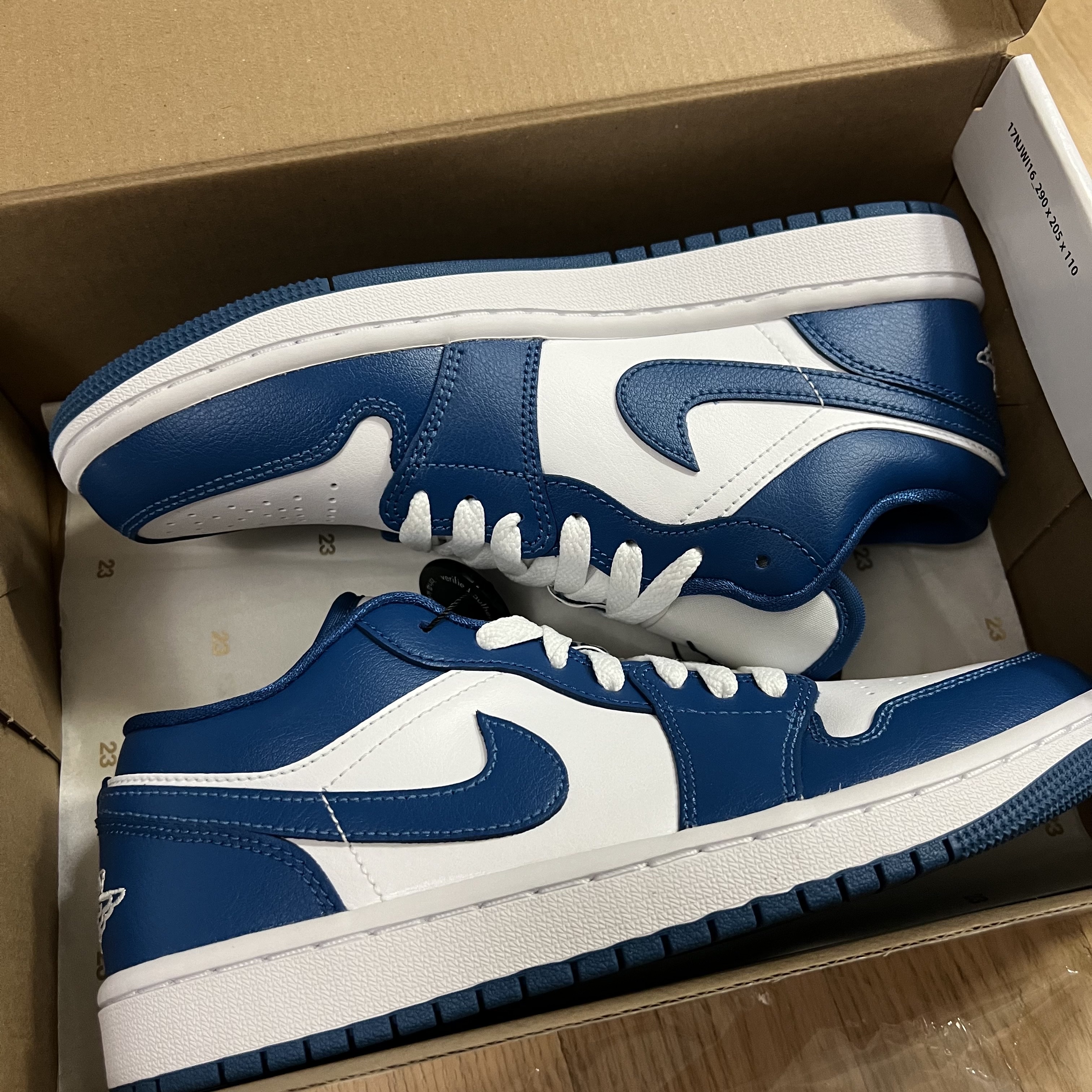 (W) Jordan 1 Low White Dark Marina Blue 착용 스타일 - 1