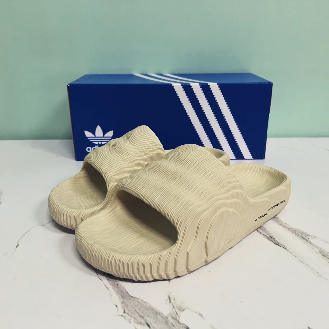 Adidas Adilette 22 Desert Sand 착용 스타일 - 1