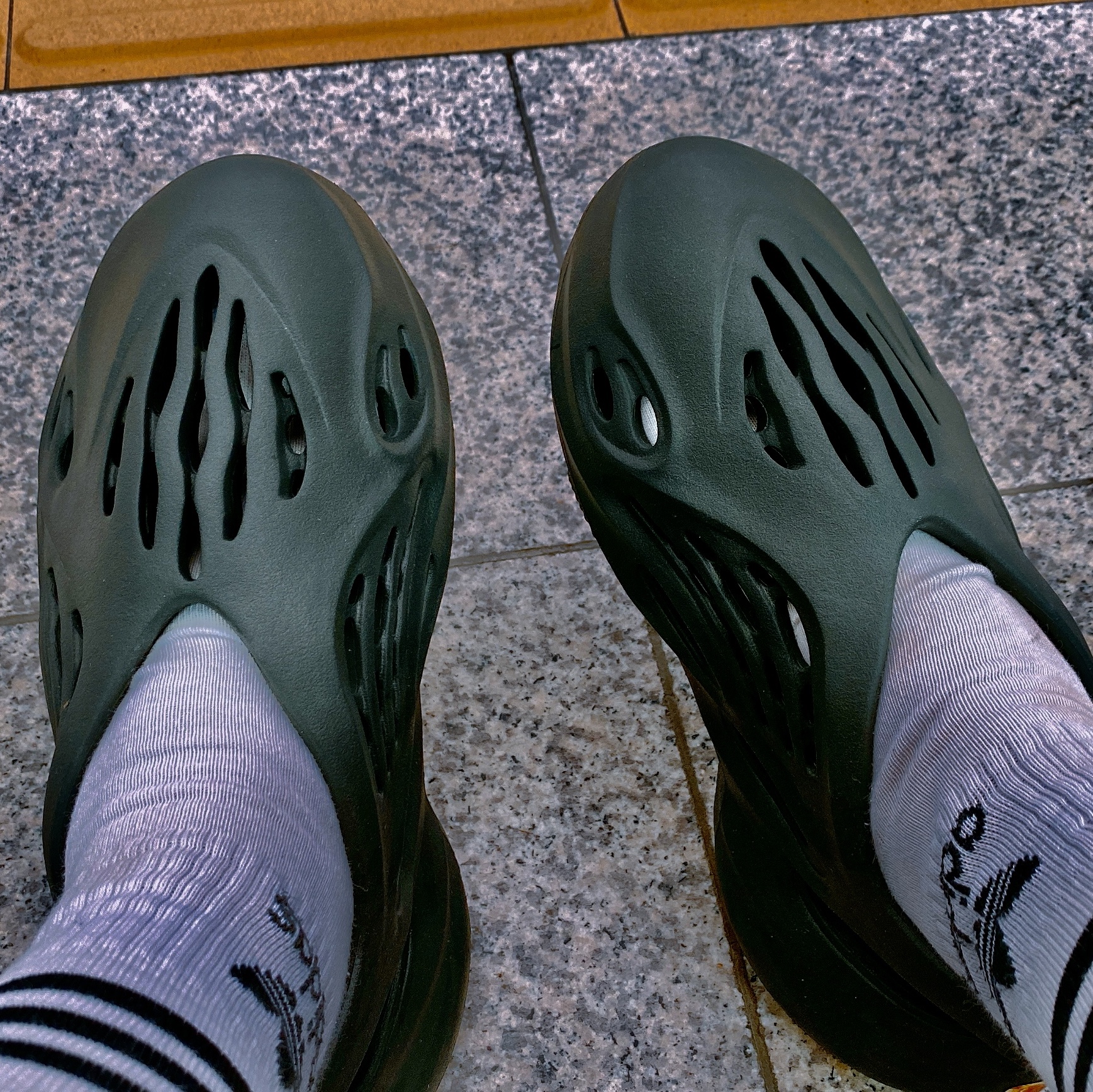 Adidas Yeezy Foam RNNR Onyx 착용 스타일 - 3