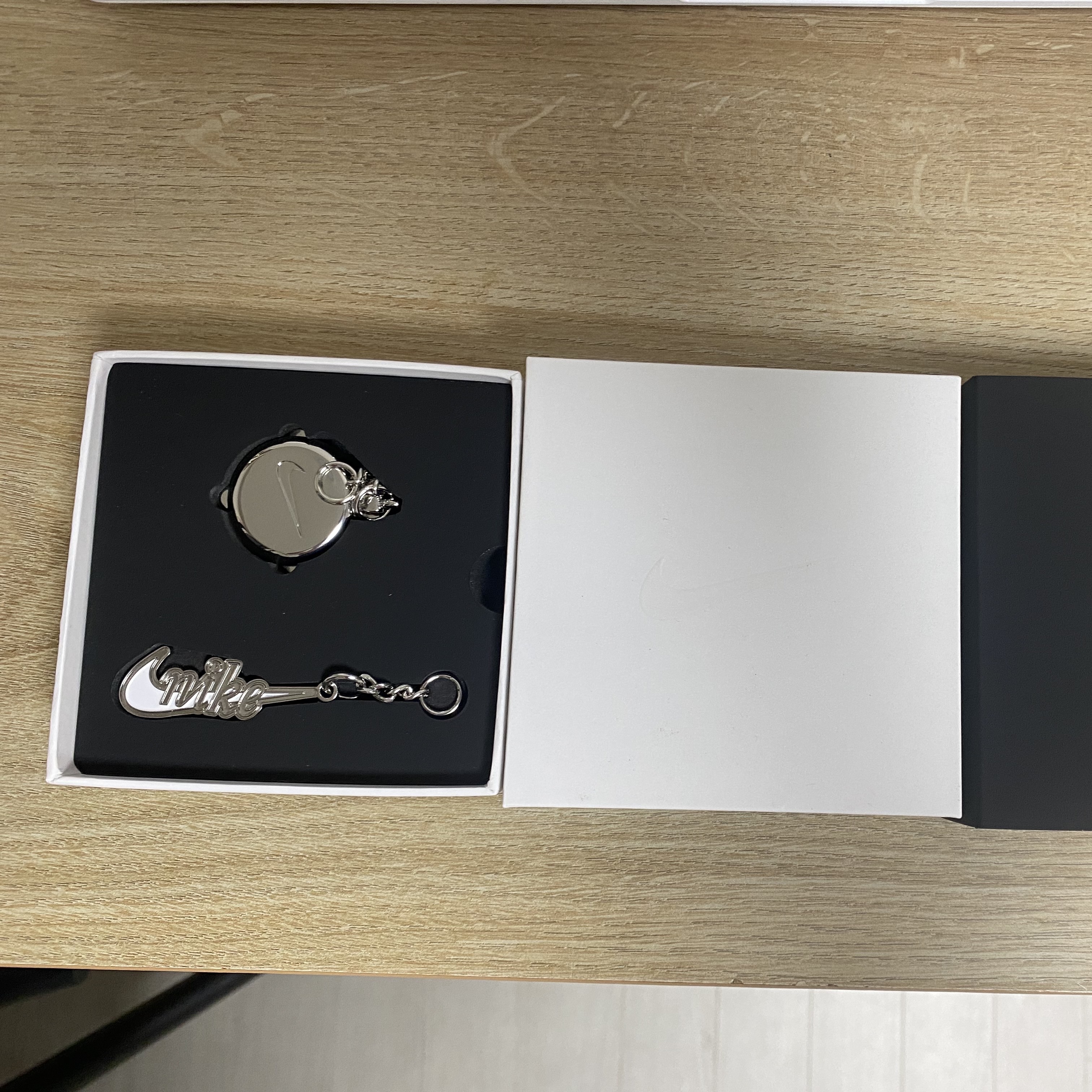Nike 50th Anniversary Special Keyring Set 착용 스타일