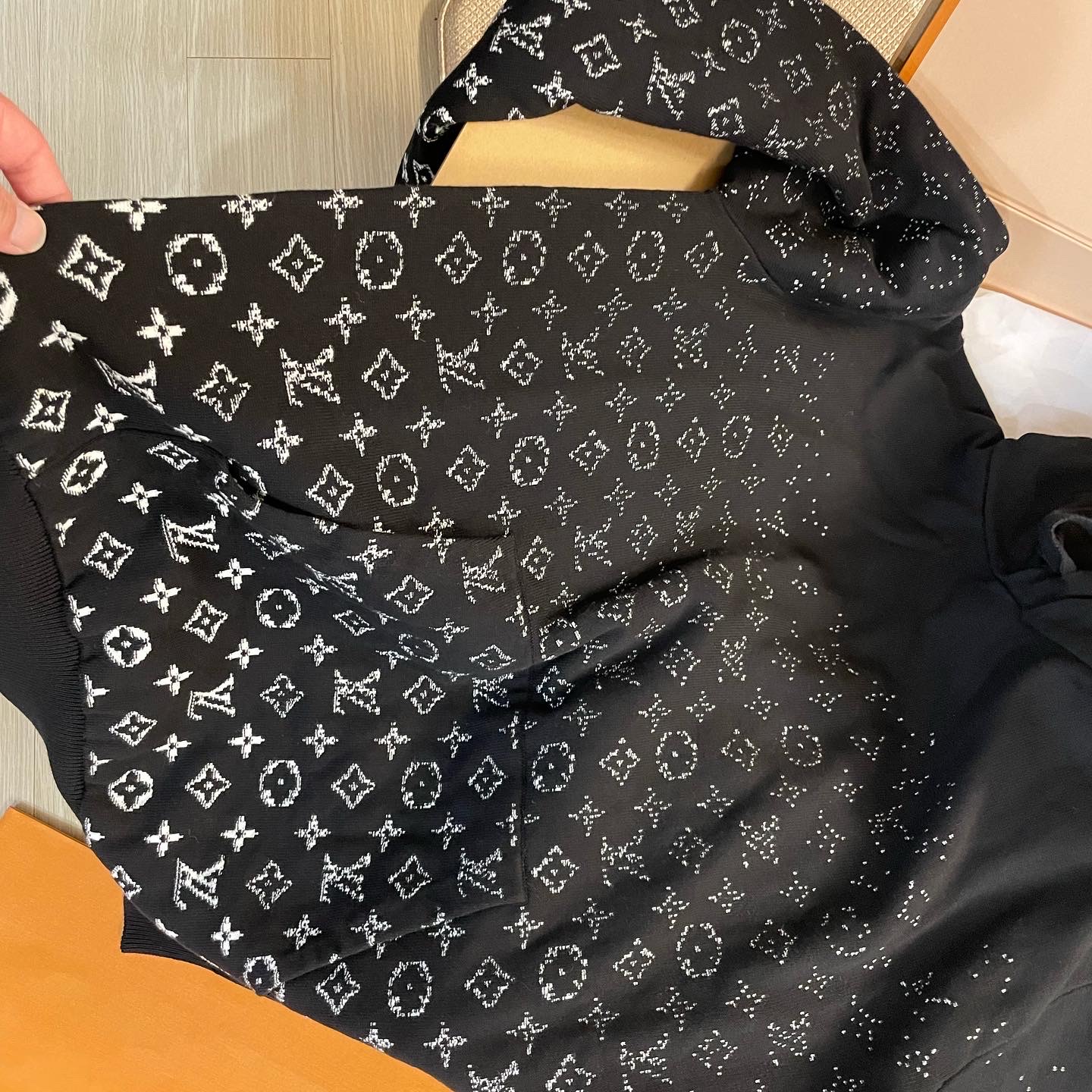 Louis Vuitton Monogram Gradient Hoodie Black 착용 스타일 - 2
