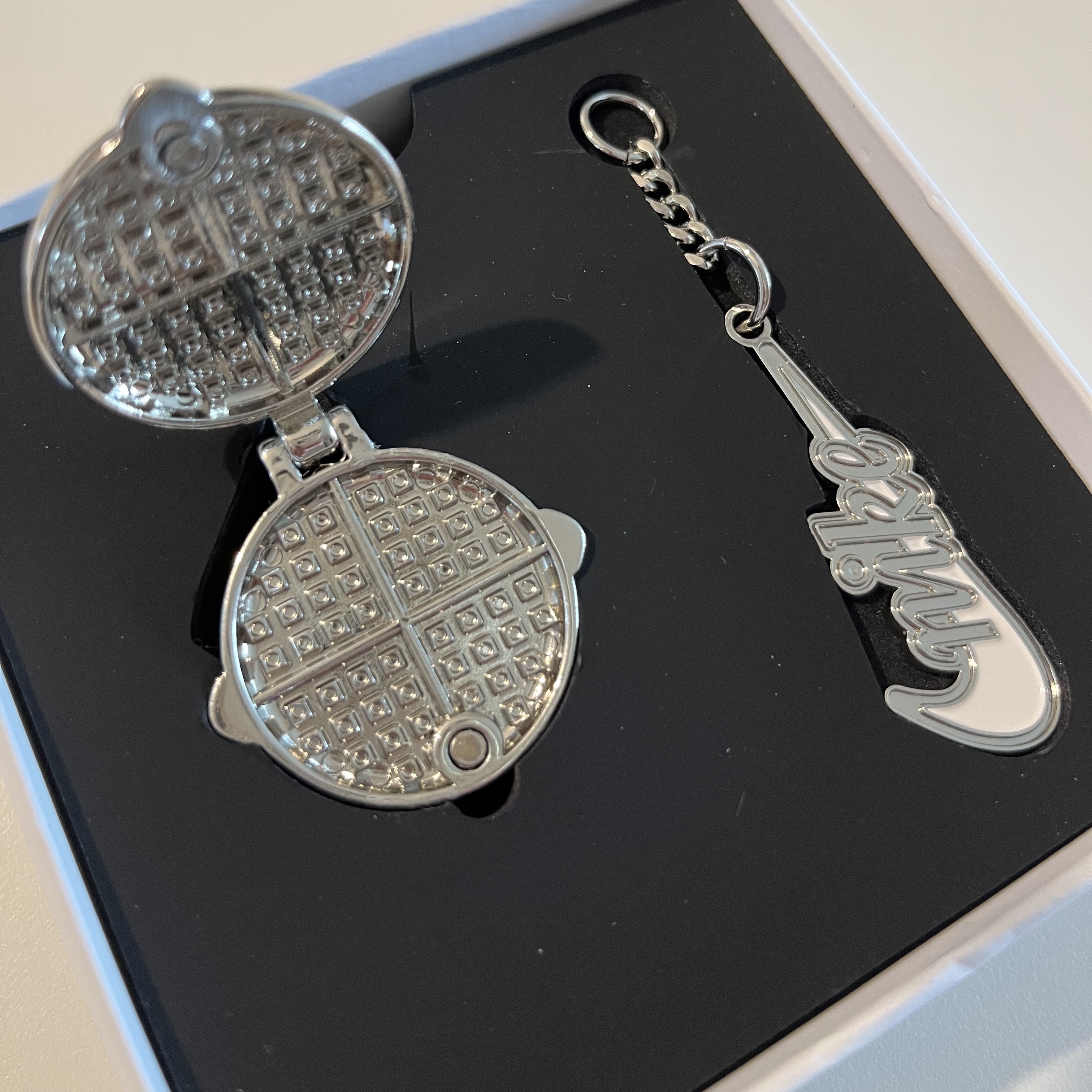 Nike 50th Anniversary Special Keyring Set 착용 스타일 - 3