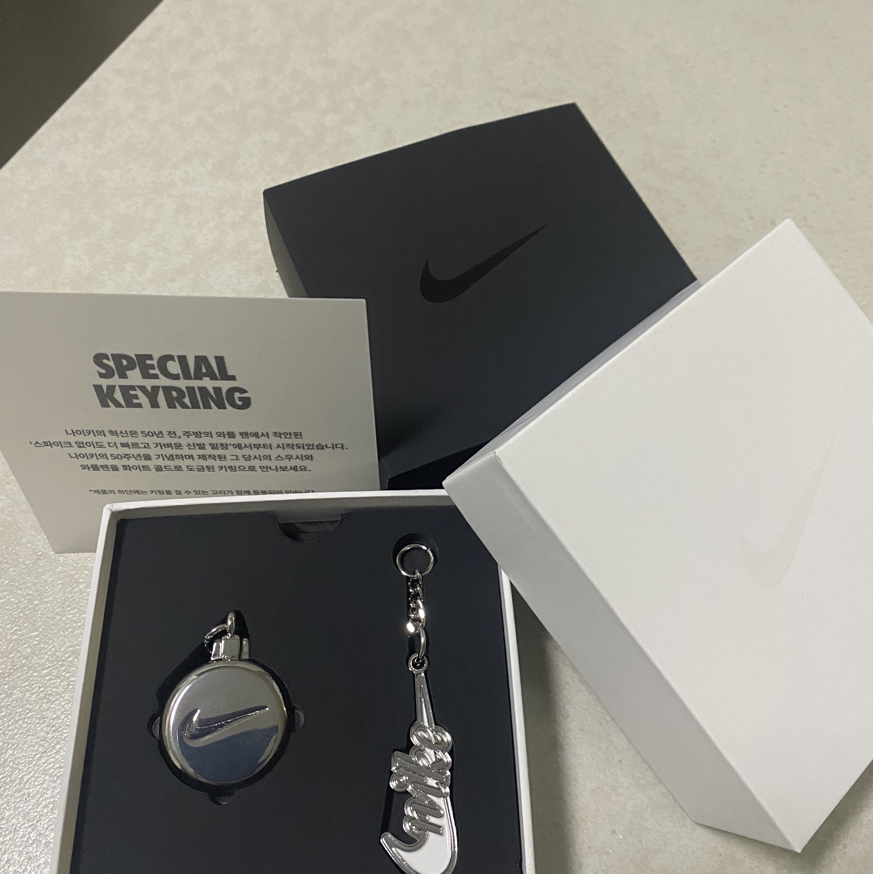Nike 50th Anniversary Special Keyring Set 착용 스타일