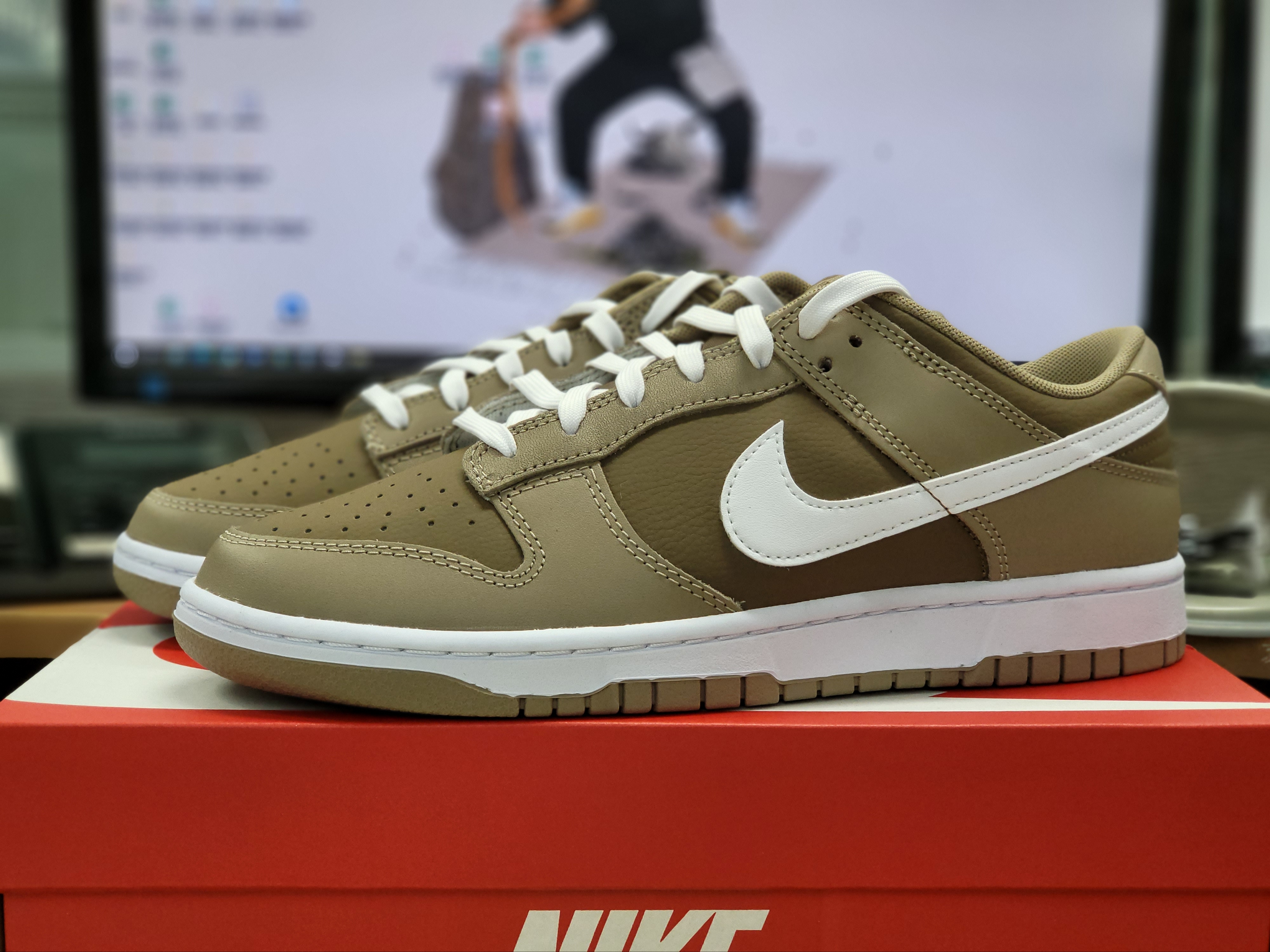 Nike Dunk Low Retro Khaki Hazel Rush 착용 스타일