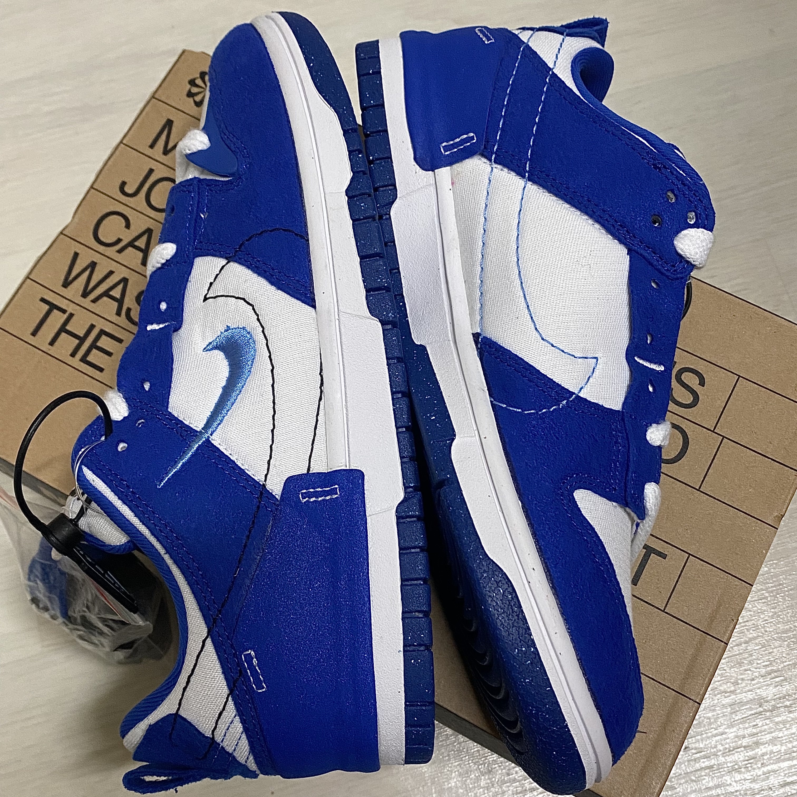 (W) Nike Dunk Low Disrupt 2 White and University Blue 착용 스타일 - 3