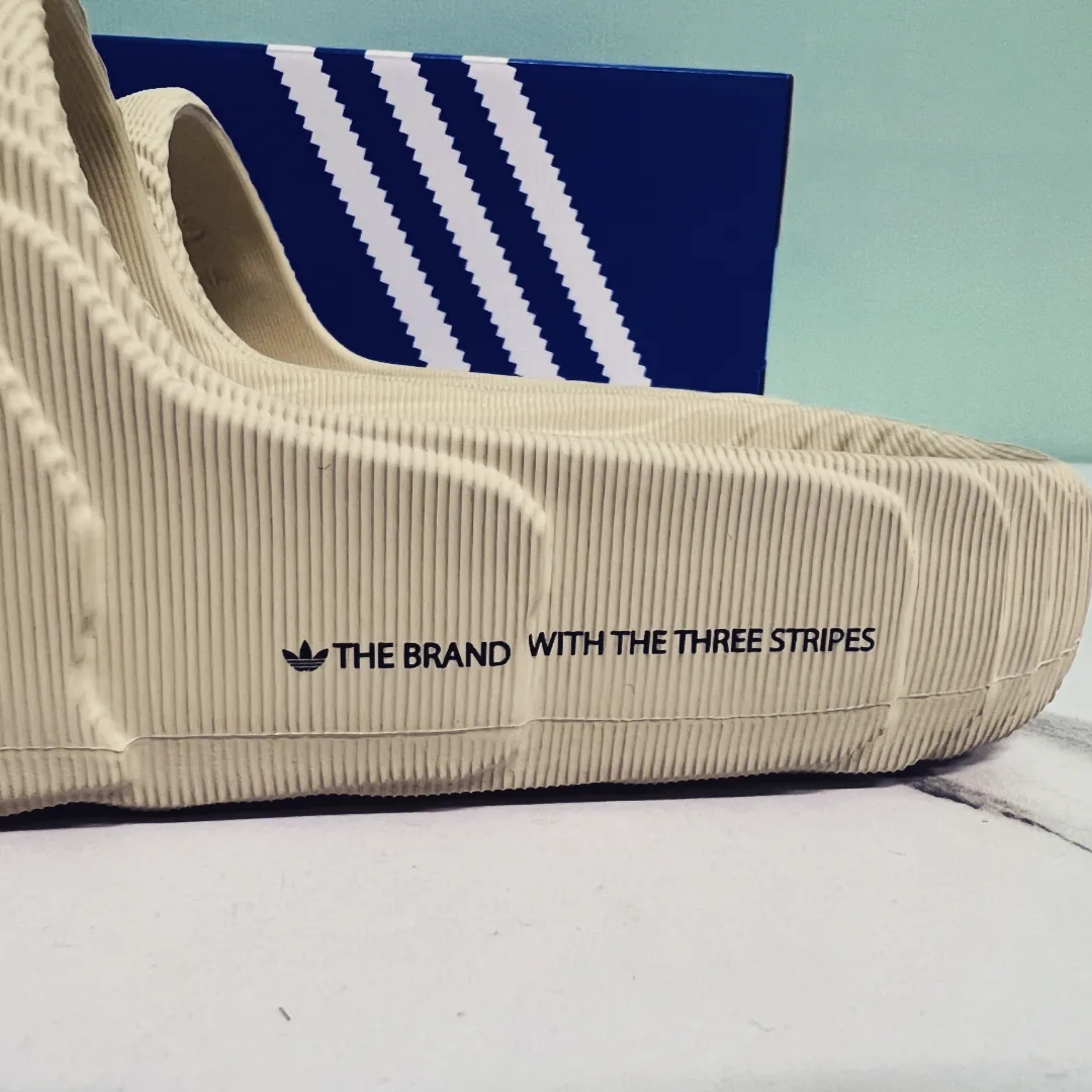 Adidas Adilette 22 Desert Sand 착용 스타일 - 4